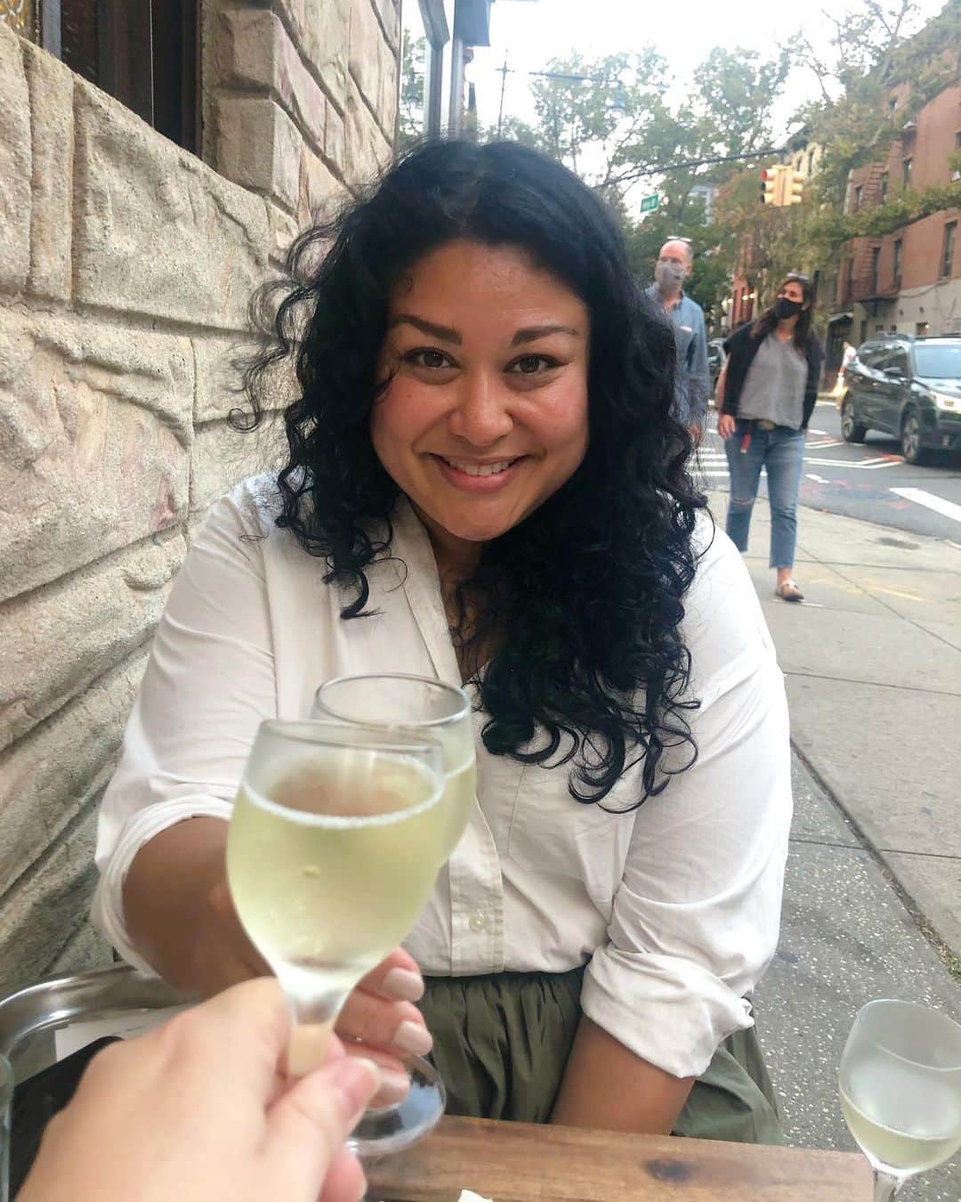 のインスタグラム：「My sweet friend @onlyrabiayouknow is leaving the neighborhood. We have had so many BK adventures together. I will miss having her nearby immeasurably, but I look forward to making myself very present in this next chapter. You can’t imagine a more generous, loving, brilliant friend. I am so lucky that our building brought us together. 👯」