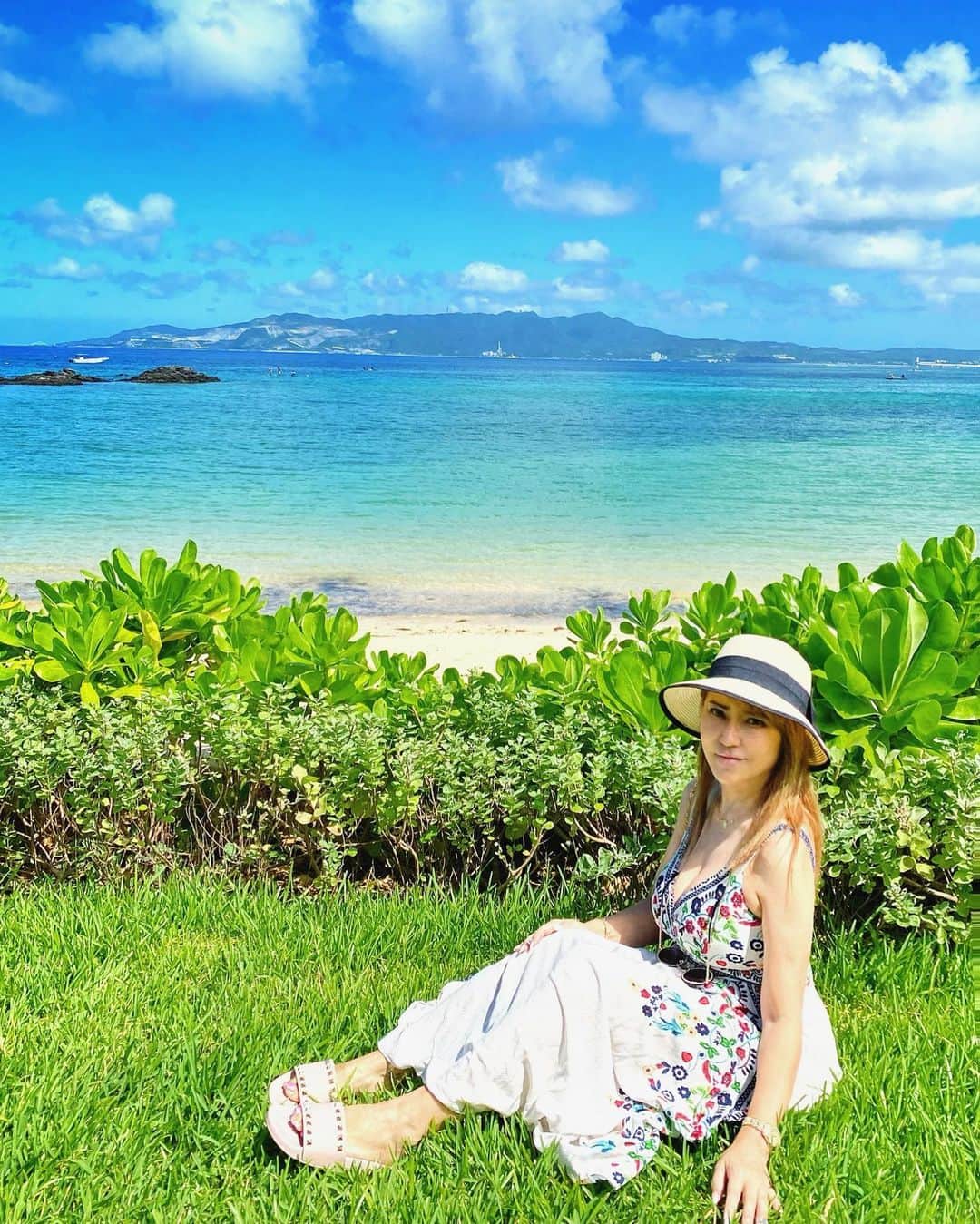 selfieneのインスタグラム：「#沖縄  #ハレクラニ沖縄  #散歩  #海  #ヤドカリ見つけた」
