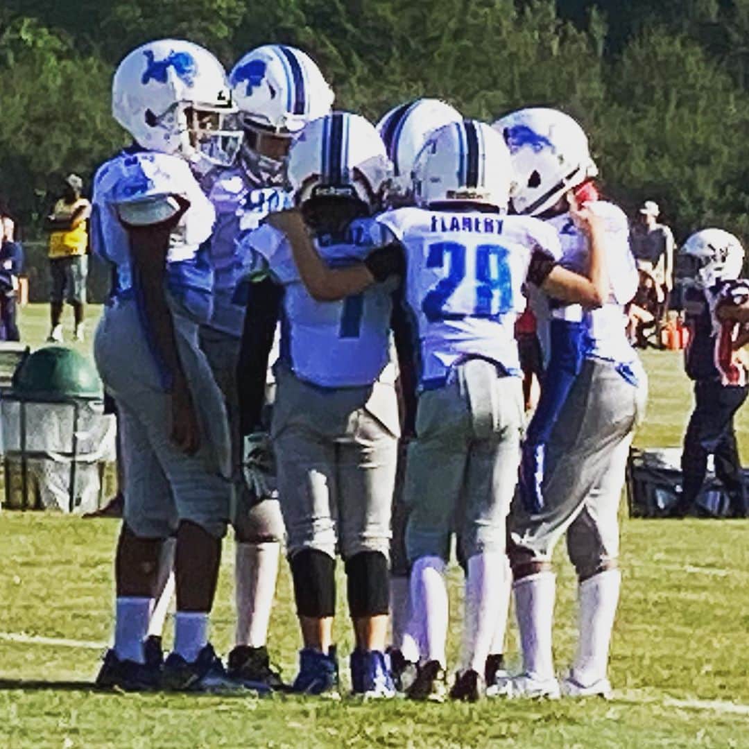 ショーン・パトリック・フラナリーのインスタグラム：「Man. A simple football huddle. A childhood bond factory. And, while the sideline’s too far to hear... I know his Grandaddy & Great Grandaddy heard every single word. #HeCameFromMyBalls」