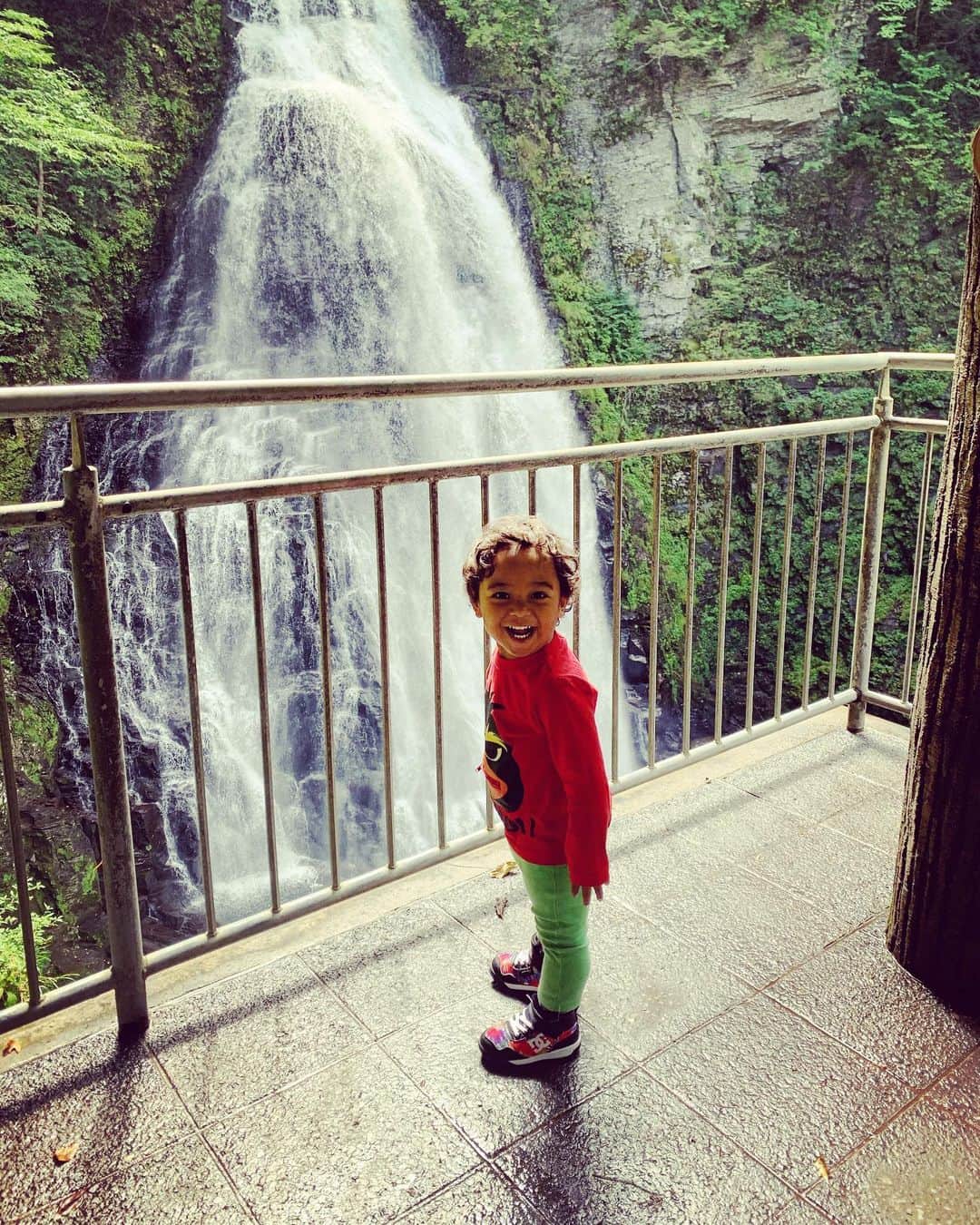 MARUさんのインスタグラム写真 - (MARUInstagram)「乗鞍、番所大滝。我が家は日本アルプスの大自然をしばし堪能してまいりました。続く。  #ニコニコ　#１歳９ヶ月　#familytrip」9月28日 10時27分 - maru_firelily