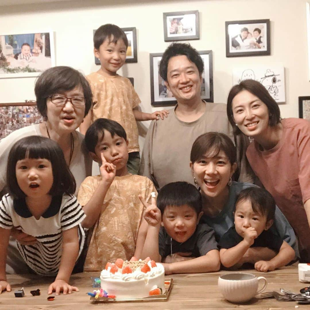 潮田玲子さんのインスタグラム写真 - (潮田玲子Instagram)「皆さん息子へのお誕生日お祝いコメント、たっくさんほんとにありがとうございます😊😭🙏🙏🙏 お誕生日当日はお兄ちゃん家族と宮ヶ瀬ダムに行ってきましたー😍🙌 大好きな従兄弟達とはしゃぎまくりな一日🤣🙌 あいかわ公園のアスレチックでも真っ黒になるまで遊んでました🥰💓 お兄ちゃん達はアスレチックでもママーサポートしてーと言う事もなく、 もう子供達だけで遊ぶようになって、改めて成長を感じました☝️ 自然の中で最高の学びだね💓  #宮ヶ瀬ダム #あいかわ公園 #自然に囲まれて #気持ちの良いところでした #チビ達もたくさん遊んだよ #また行きたいな」9月28日 10時28分 - reikoshiota_official