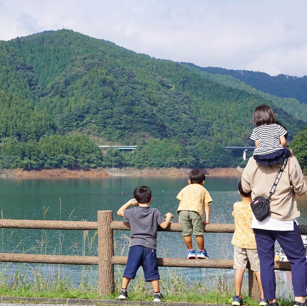 潮田玲子さんのインスタグラム写真 - (潮田玲子Instagram)「皆さん息子へのお誕生日お祝いコメント、たっくさんほんとにありがとうございます😊😭🙏🙏🙏 お誕生日当日はお兄ちゃん家族と宮ヶ瀬ダムに行ってきましたー😍🙌 大好きな従兄弟達とはしゃぎまくりな一日🤣🙌 あいかわ公園のアスレチックでも真っ黒になるまで遊んでました🥰💓 お兄ちゃん達はアスレチックでもママーサポートしてーと言う事もなく、 もう子供達だけで遊ぶようになって、改めて成長を感じました☝️ 自然の中で最高の学びだね💓  #宮ヶ瀬ダム #あいかわ公園 #自然に囲まれて #気持ちの良いところでした #チビ達もたくさん遊んだよ #また行きたいな」9月28日 10時28分 - reikoshiota_official