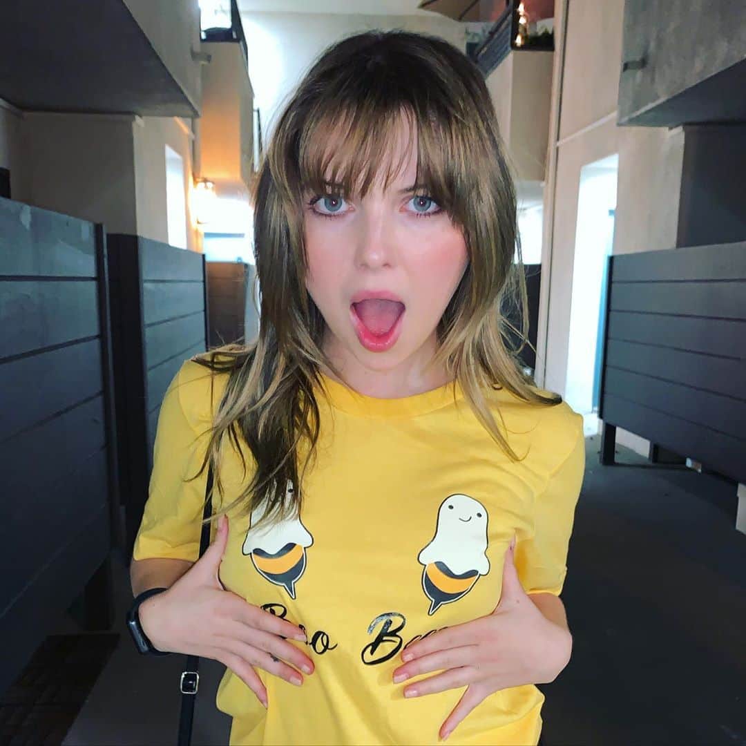 サミー・ハンラティのインスタグラム：「Spooky season is here BOO 👻 BEES 🐝」