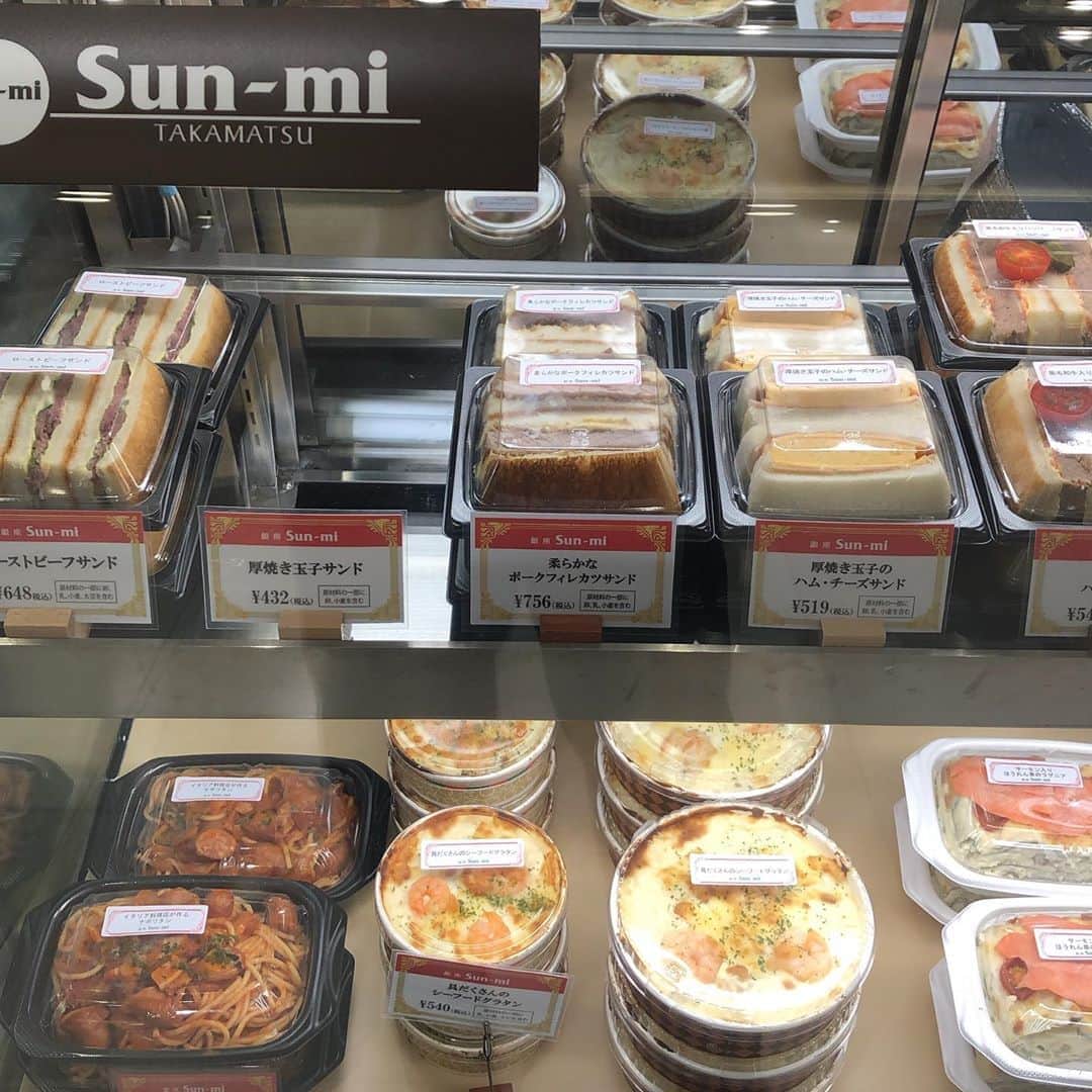 濱田マサルさんのインスタグラム写真 - (濱田マサルInstagram)「ここのサンドイッチ美味しいと評判。 スタッフに👽💡」9月28日 10時38分 - hamadamasaru