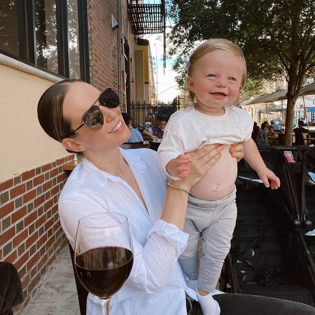 Helena Glazer Hodneのインスタグラム：「Today consisted of so many highs, but with my birthday tomorrow, admittedly, an occasional low. I'm truly so insanely lucky! I have the best husband, the best family, some of the most amazing friends a girl could ask for and the most incredible children. Yet with all of that, tomorrow will be my first birthday without getting a call from my father😥. I've had a few really good few weeks. So good that sometimes I would question if it was normal that I felt happy?! Yet as tomorrow approaches, I cannot help but to miss him more than ever. Here's our daily reminder to celebrate life! It is shorter than we think and as crazy as the world seems, we're surrounded by so much good.  Here's to continuing that gratitude practice (because it sure takes practice) and for being thankful for life's simple pleasures🙏🏻❤️.」