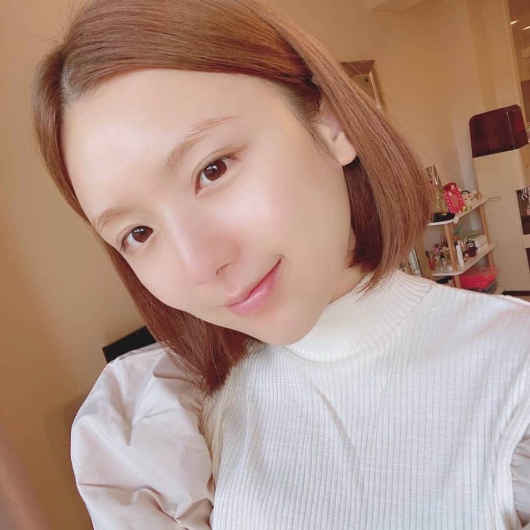 ひよんのインスタグラム：「💖💖 ㅤㅤㅤㅤㅤㅤㅤㅤㅤㅤㅤㅤㅤ インテグレートの #すっぴんメイカー CCリキッド  を使ってみたよ🥰 今回の新商品はすっぴんぽいピュア肌に 仕上げてくれるの👏💯 実際に使ってみたら伸びはいいし 肌の色も自然に明るくしてくれて ナチュラルな肌になれたのが印象的👸✨ ㅤㅤㅤㅤㅤㅤㅤㅤㅤㅤㅤㅤㅤ #すっぴんメイカー はCCパウダーもあるのだけど、 パウダーがなめらかに肌に密着してくれるから さらさらだけどふんわりした肌になったよ☺️👏 ㅤㅤㅤㅤㅤㅤㅤㅤㅤㅤㅤㅤㅤ あとはとにかくパッケージが可愛すぎ😆💓  #make #makeup #PR #cosmetics #cosme #インテグレート #すっぴんメイカー #戦略的すっぴん #見せすっぴん #ベースメイク #マスクメイク #化粧下地 #フェイスパウダー #ひよん」
