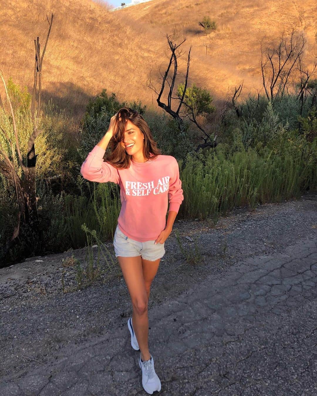 ドナ・フェルドマンさんのインスタグラム写真 - (ドナ・フェルドマンInstagram)「#hiking in my hometown  #freshairandselfcare #revolveu @revolve」9月28日 11時06分 - donnafeldman
