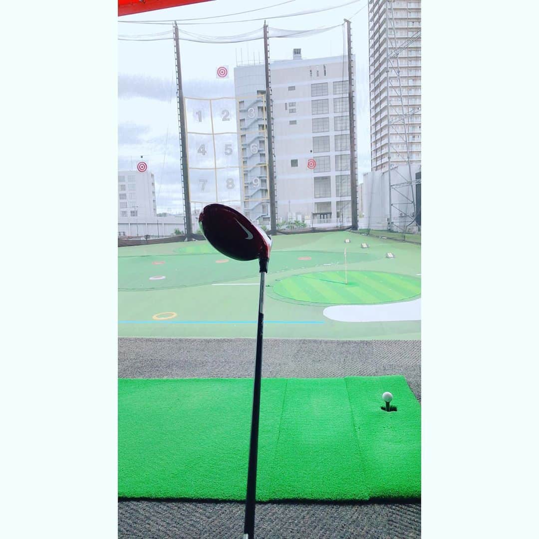 のインスタグラム：「ゴルフ⛳️ ・ 久しぶりの打ちっぱなし。 やっぱり楽しい❣️ なかなかの体力の衰えを感じてしまった けど！ 夢中に打ちまくって身体も心もスッキリ✨  またラウンドできる日を夢見て…♪ 鍛えるぞ！ ・ #ゴルフ女子 #しばしの #お一人様  #練習あるのみ #楽しすぎる  #元気になる #スポーツ #love #golf」
