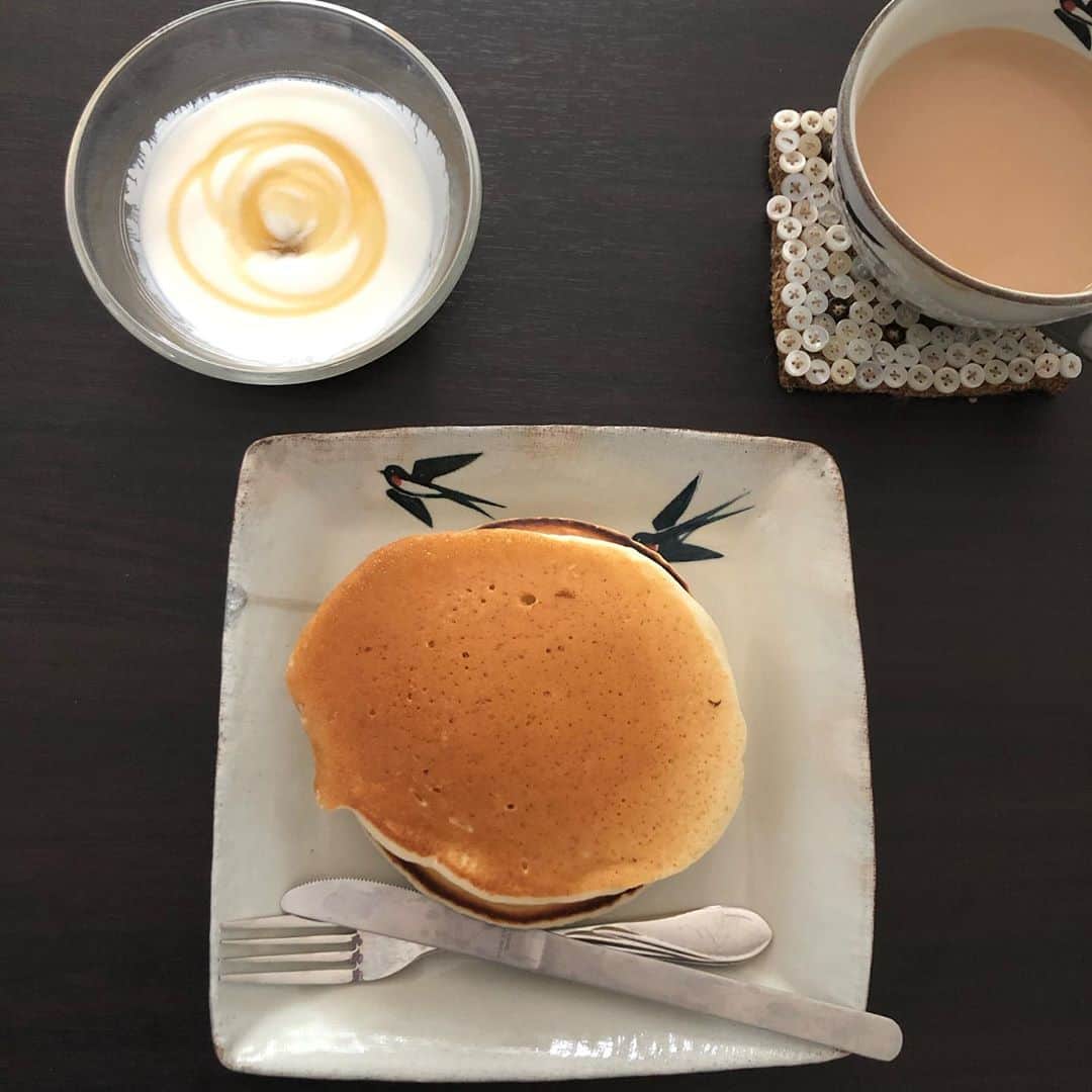 央雅光希のインスタグラム：「そして昨日の朝ごはん。 遅め出発だったので、前にいただいたバターミルクパンケーキの粉とやらを使ったら大変良い香りのパンケーキが焼き上がりました😋 #パンケーキ　#朝ごはん　#食欲の秋」