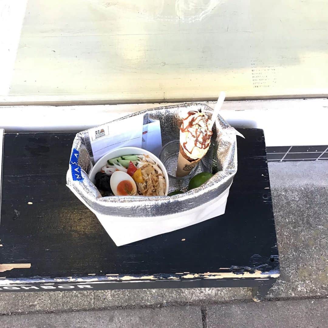 Pho 321 Noodle barのインスタグラム：「気持ちの良い秋晴れの朝です。 十五夜さまに向けて　月も段々と円を描くように満ちて来ました🌾 秋顔の野菜たちの収穫ももうすぐです。  早いもので　9月の営業日もlast 3daysとなりました。  今週も11:30am opening 5:30last call 6pm closing 中休みなしで to go box(pho 3種 bun 3種 com3種) 9品ご用意してお待ちしております。  碗に添える柑橘は　神山すだちと今季初お目見えの淡路島　平岡農園さんのマイヤー檸檬の2種です。 マイヤー檸檬はまだグリーン　これから寒さと共に色付いてゆきます。  local delivery service chompy ,Uber eatsも稼働しております🌝🚴‍♀️ それぞれのアプリケーションをdlの上　ご注文下さいませ。  見慣れた風景も旅のこころで。 皆さまにとって　善き1週間のスタートになりますように。  this morning recommend:to go box(com chicken),coconut green chicken pho & homemade waffle corn ice cream 🍦   todays opening bgm📻旅の手帖/sunny day service」