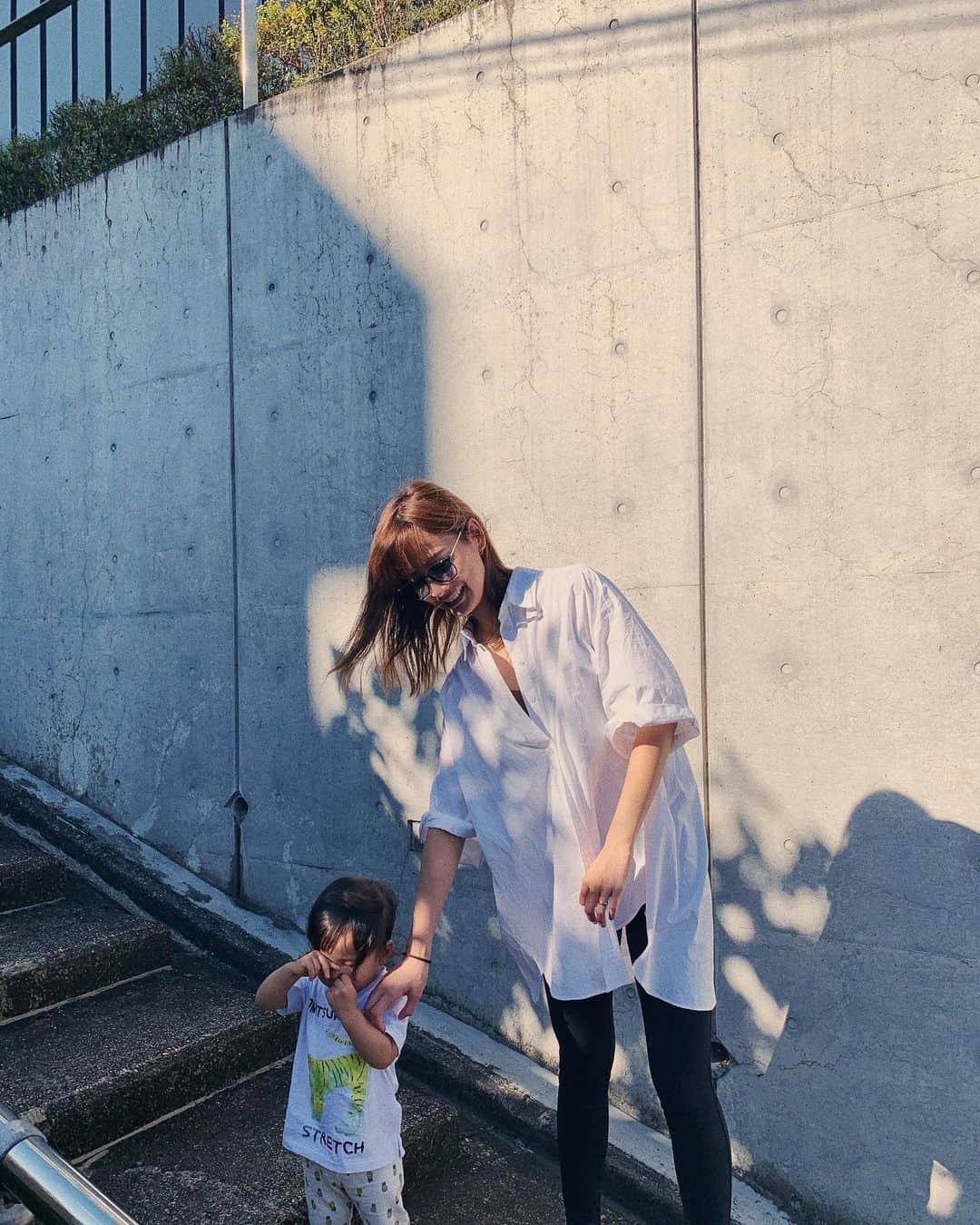 小屋春菜のインスタグラム：「昨日は風が少し強かったけどとても気持ち良くて、3人で夕方お散歩🌇 歩いて階段登って落ち葉拾って休憩して🚰… 娘のハイ！ポーズ！は、これらしい。こんなポーズどこで覚えたんだ🤣　顔ほぼ隠すっていう虫歯ポーズや目瞑りのギャルをも超えている笑 家帰ってみんなで牛乳飲みながら大学芋食べて、はー家族最高😎💗 #名古屋　#名古屋散歩　#ママ服　#女の子ママ　#onitsukatiger #オニツカタイガー　 オニツカタイガーに子供服があって、こういうプリントT大好きなワタシ🧶」