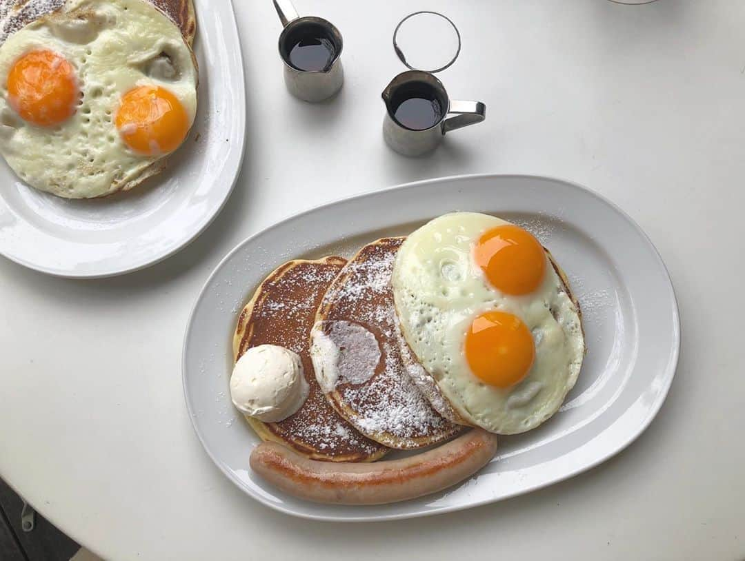 山口柚香のインスタグラム：「No.2のさわちゃんとbrunchしたときの🍳 . . ずーーっとここのお店行きたくて行けてなかったから嬉しかった❤︎ . さすがにめっちゃ混んでたけど、テラス席沢山あって全然テラス席狙いの人達の争奪戦にはならなかった！！ . . いろいろ思ってること話せてさわちゃんのことたくさん知れて嬉しかった☺︎❤︎ 良きライバルとしてお互い頑張ろうね！って話をしました。 . . あと1ヶ月間、、、負けてられんので、もっといろいろがんばります！ . . . . . #crisscross #brunch #pancakes #omotesando #cafe #lunchtime🍴  #表参道カフェ #表参道ランチ #表参道カフェ巡り #パンケーキ巡り #クリスクロス #ランチ巡り #カフェスタグラム」