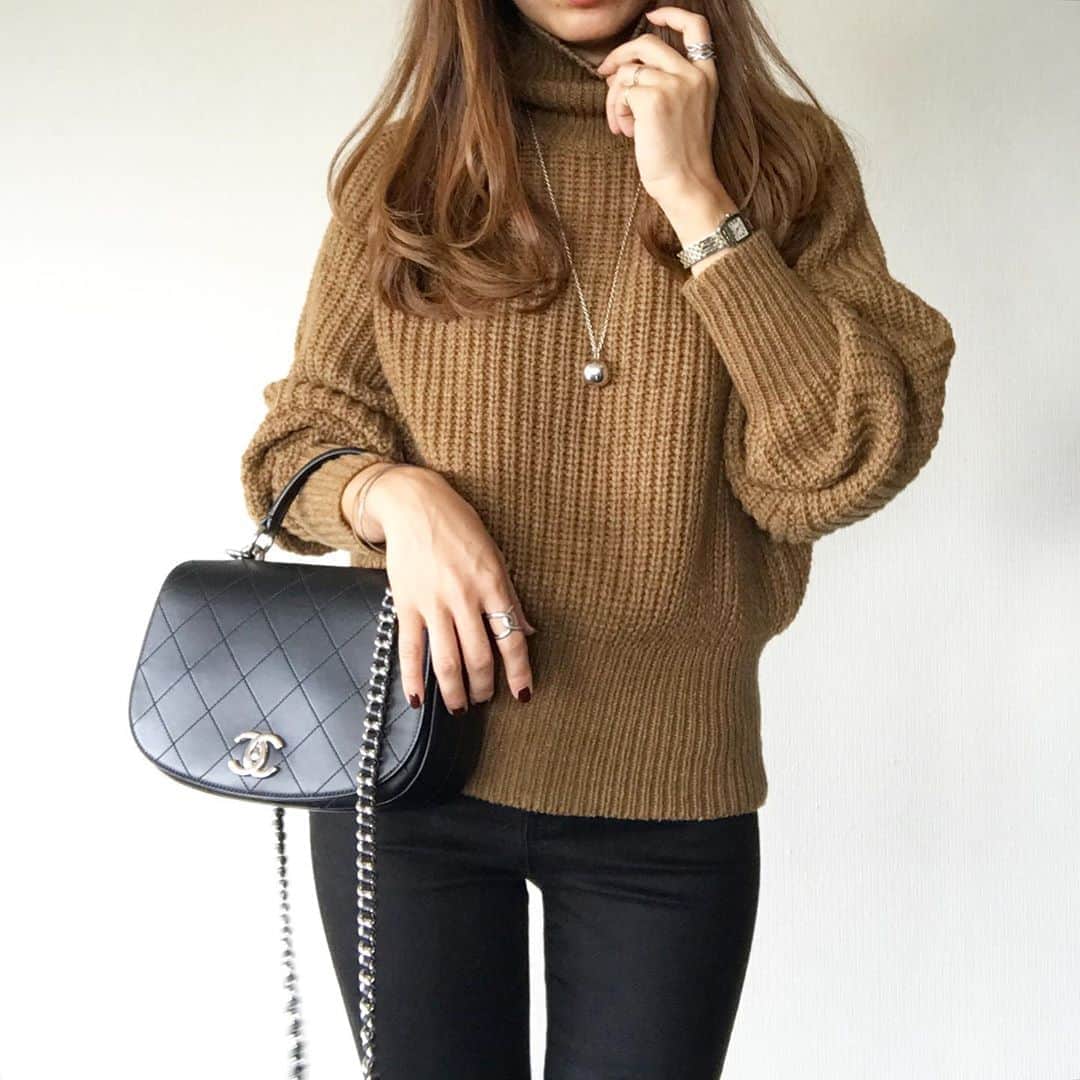のインスタグラム：「* 🍂🍂🍂 @uniqlo でまたまたニットを追加❤︎ * UNIQLO Uの #ローゲージタートルネックセーター 🧶 これ発売された時からずっと気になってて。 * 一番欲しかったベージュのMIXカラーはびっくりするほど私には似合わず笑💦 いつもな感じのブラウンに落ち着きました😂 * ちょっとこのニットは作りが小さいから、ゆるっと着るならワンサイズアップがおすすめ❤︎ ちなみに私はLにしましたよ〜😉✨ * * knit & denim… @uniqlo @uniqlo_ginza bag… chanel shoes… repetto * * * #uniqloginza2020fw #pr #outfitoftoday #mineby3mootd #uniqloginza #uniqloコーデ #ユニクロニット部 #ユニクロニット族 #ニットコーデ #ゆるふわヘア #上下ユニクロ部 #ユニクロコーデ #ユニクロ購入品 #ゆるニット #ざっくりニット #今日のコーディネート #シンプルコーディネート #大人女子コーデ #大人シンプルコーデ #アラフォーママコーデ #30代ファッション #ユニジョ #秋コーディネート #シャネルバッグ #ウルトラストレッチジーンズ #ユニクロ新作 #ユニクロデニム族 #ロカリ」