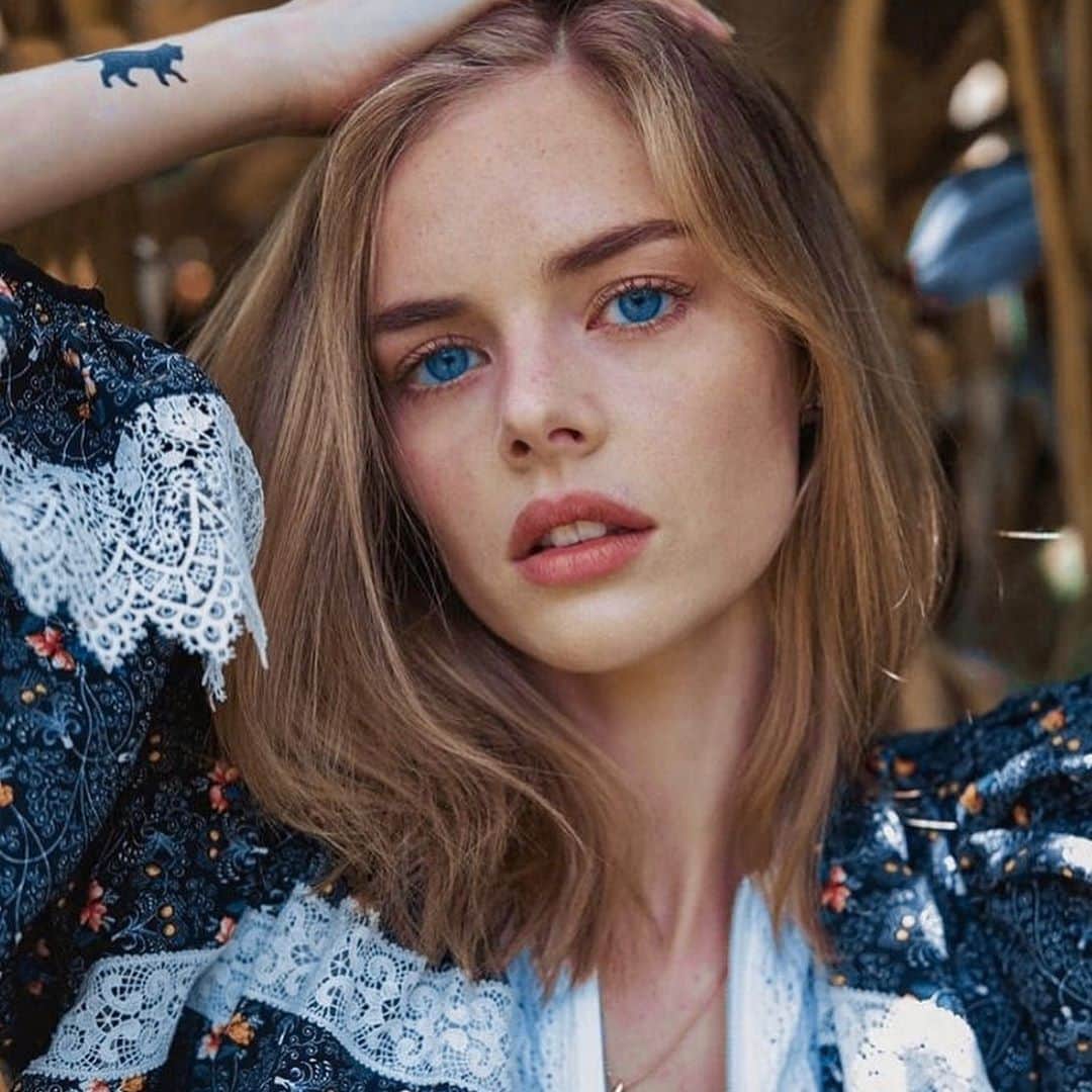 サマーラ・ウェイビングのインスタグラム：「@vogueaustralia @nicholaschalmers 🙋🏼‍♀️ meow.」