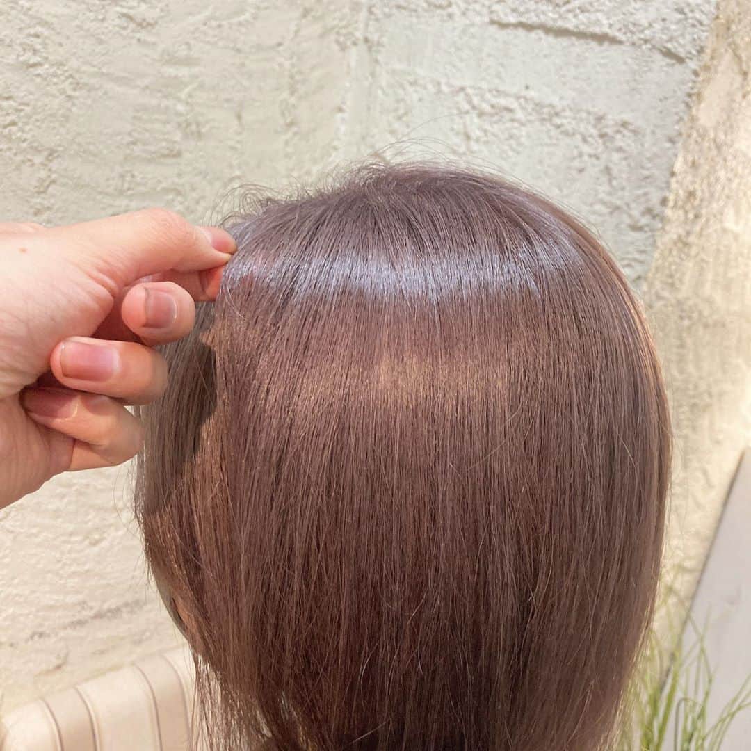 山下 誠矢のインスタグラム：「艶々なベースが大事！ブリーチのやり方一つ！狙った明るさを出すのはもう当たり前！同じ明るさでいかにダメージを抑えて艶を出すか！最近はそこを常に考えてます！ 艶々なグレージュ☺️  ・人柄を感じてもらえるような発信を最近したいと思うようになりました！ 会ったことない人にこの人「こんな人なのかなぁー」と思ってもらえること！そこから会ったことない人と繋がりが持てて色んな人を出会うことが出来れば[実際でなくてSNS上だとしても]幸せなことですよね！ そんな思いです！  ・ ・ 気になるスタイルがあれば保存してカウンセリング時にみせてください😊 ・ 簡単スタイリングで再現性◎ ・ ・ 最近Instagramを見てご来店されるお客様が多くて嬉しいです😆ありがとうございます🙇‍♂️ ・ ・ ヘアスタイルでお悩みの方 是非お任せください！！ 可愛くします💪 ・ 2回3回と回数を重ねる度に収まりも良くなり可愛いくなっていくのが僕のカットです💪 ・ ・ ご予約はプロフィールのURLからお待ちしてます🙇‍♂️ ・ ・ #yama_short ・ #大人カジュアル#丸みショート#髪型#美容師#ショートヘア#前下がりショート#ショートスタイル#ボブアレンジ#ハイライト#グレージュ#ショート女子#ハンサムショート#ミニーショート#大人ショート#イルミナカラー#LALA_hair#東京#新宿#小顔ヘア#hair」