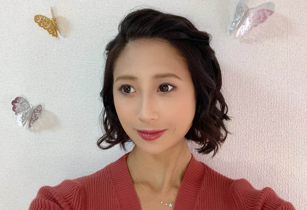 桜井未来さんのインスタグラム写真 - (桜井未来Instagram)「秋メイクにして頂きました😊🍁🎃  プロのヘアメイク💄って凄いですね😂💓 久しぶりに綺麗にして頂いて、テンション上がりました😆✨  光当てて頂いてますが（笑） 壁の柄まで分かるレベルで、加工しなくても、色んな荒を隠して頂けて、感激です😂🤣✨  @asano_miyakoshi さんでは、ハロウィンメイク🎃👻もして頂けるそうですよ😊！！ @t.c.mama.p のハロウィンイベントで去年初めてコスプレしたので、今年はハロウィンメイクにも挑戦してみたいなー😆🎃✨  ・ ・ ・ #まつ毛パーマ #ヘアメイク #メイク #秋メイク #ファッション #美容 #美容好きな人と繋がりたい #おしゃれ #オシャレ #男の子ママ #女の子ママ #ママ #baby #ママ友募集 #赤ちゃんのいる生活 #ママサークル #ママイベント #ベビスタグラム #mamagirl #ベビフル #コドモダカラ #コドモノ #ママリ #親バカ部 #新米ママ東京部 #ベビモ #엄마　#妈妈 #媽媽 #Mom」9月28日 11時19分 - miki.sakurai0214