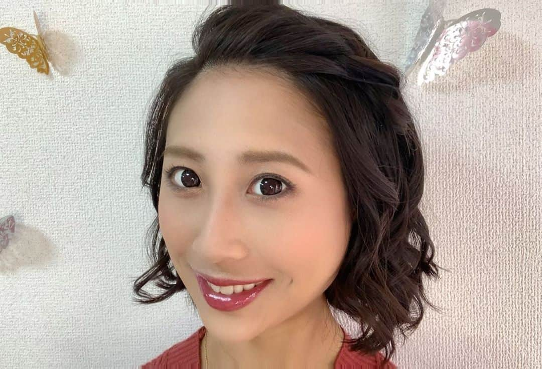 桜井未来さんのインスタグラム写真 - (桜井未来Instagram)「秋メイクにして頂きました😊🍁🎃  プロのヘアメイク💄って凄いですね😂💓 久しぶりに綺麗にして頂いて、テンション上がりました😆✨  光当てて頂いてますが（笑） 壁の柄まで分かるレベルで、加工しなくても、色んな荒を隠して頂けて、感激です😂🤣✨  @asano_miyakoshi さんでは、ハロウィンメイク🎃👻もして頂けるそうですよ😊！！ @t.c.mama.p のハロウィンイベントで去年初めてコスプレしたので、今年はハロウィンメイクにも挑戦してみたいなー😆🎃✨  ・ ・ ・ #まつ毛パーマ #ヘアメイク #メイク #秋メイク #ファッション #美容 #美容好きな人と繋がりたい #おしゃれ #オシャレ #男の子ママ #女の子ママ #ママ #baby #ママ友募集 #赤ちゃんのいる生活 #ママサークル #ママイベント #ベビスタグラム #mamagirl #ベビフル #コドモダカラ #コドモノ #ママリ #親バカ部 #新米ママ東京部 #ベビモ #엄마　#妈妈 #媽媽 #Mom」9月28日 11時19分 - miki.sakurai0214