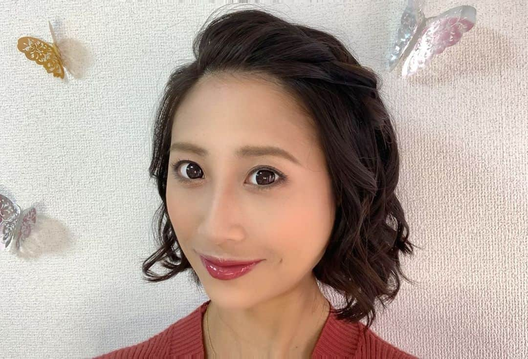 桜井未来さんのインスタグラム写真 - (桜井未来Instagram)「秋メイクにして頂きました😊🍁🎃  プロのヘアメイク💄って凄いですね😂💓 久しぶりに綺麗にして頂いて、テンション上がりました😆✨  光当てて頂いてますが（笑） 壁の柄まで分かるレベルで、加工しなくても、色んな荒を隠して頂けて、感激です😂🤣✨  @asano_miyakoshi さんでは、ハロウィンメイク🎃👻もして頂けるそうですよ😊！！ @t.c.mama.p のハロウィンイベントで去年初めてコスプレしたので、今年はハロウィンメイクにも挑戦してみたいなー😆🎃✨  ・ ・ ・ #まつ毛パーマ #ヘアメイク #メイク #秋メイク #ファッション #美容 #美容好きな人と繋がりたい #おしゃれ #オシャレ #男の子ママ #女の子ママ #ママ #baby #ママ友募集 #赤ちゃんのいる生活 #ママサークル #ママイベント #ベビスタグラム #mamagirl #ベビフル #コドモダカラ #コドモノ #ママリ #親バカ部 #新米ママ東京部 #ベビモ #엄마　#妈妈 #媽媽 #Mom」9月28日 11時19分 - miki.sakurai0214