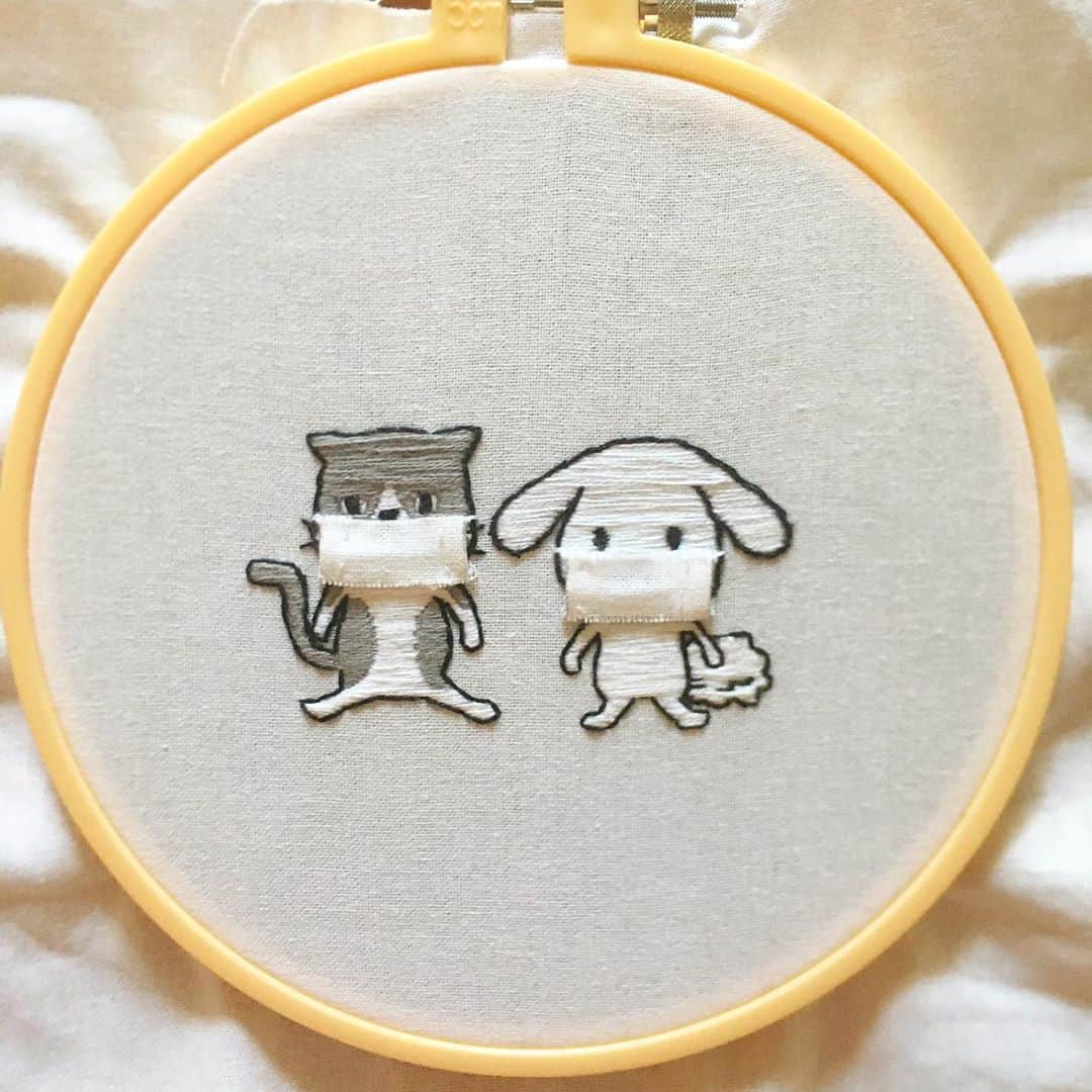 ダスキン ダス犬【公式】のインスタグラム：「【アートdeダス犬♪ハンドクラフト企画】 @thefirst_stitch さんとタイアップ！ シュールで可愛いマスク姿のダス犬&シミー・キャットを作っていただきました！  #癖になるシュールな世界観 #何とも言えない可愛さがたまらない #ダス犬のおうちじかん  刺繍監修　@thefirst_stitch」