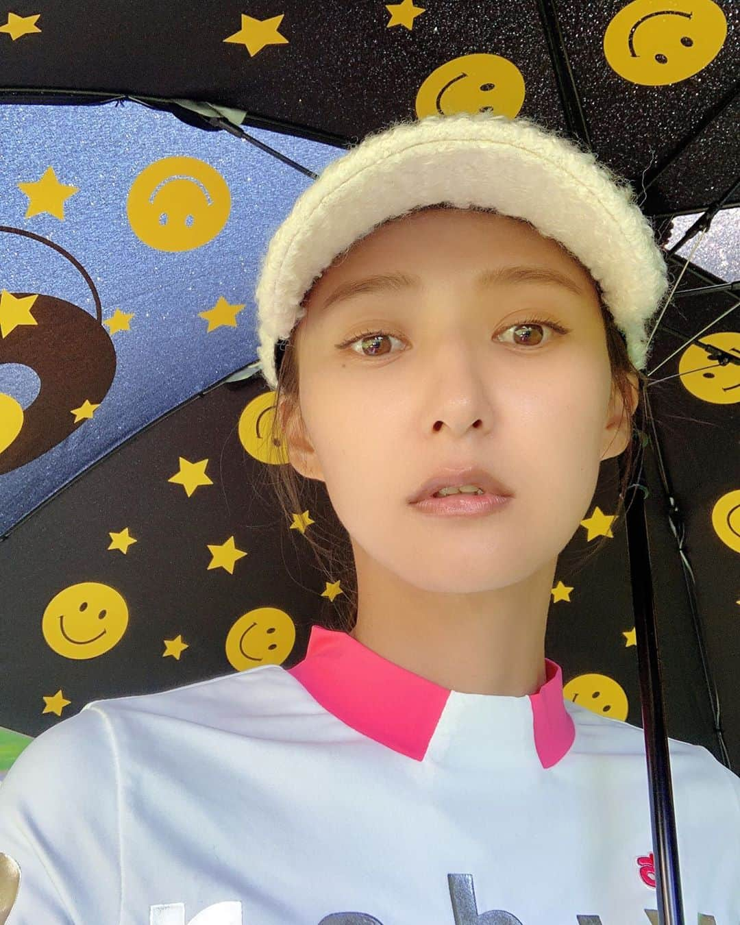 美優さんのインスタグラム写真 - (美優Instagram)「突然の雨☂️﻿ 日傘にも使っていた　@comocome.golfselect の傘😊﻿ ﻿ ウェアは新作の　@archivio.official_online 💓﻿ 最近気づくと選ぶ服がピンクばかり！﻿ ウェアも2日間ともピンク😋﻿ ﻿ #archivio #北海道ゴルフ　#北海道カントリークラブ大沼コース」9月28日 11時30分 - miyu11_20