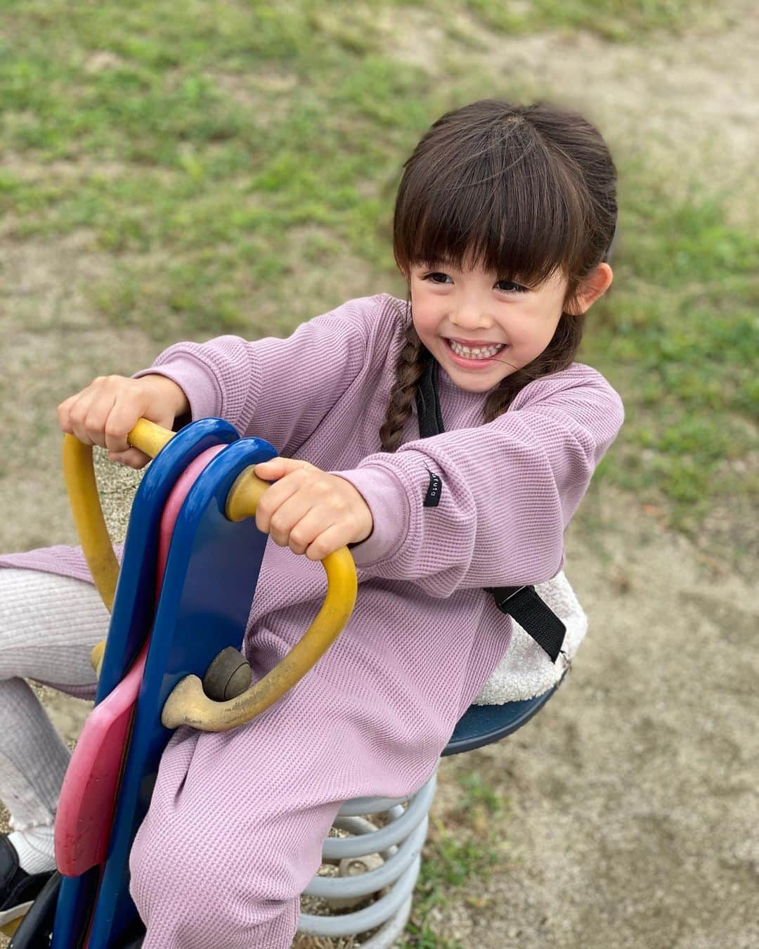 アレン明亜莉クレアさんのインスタグラム写真 - (アレン明亜莉クレアInstagram)「・×・ , 昨日公園で少し遊びました𓂃 ・ 広い公園で走ったり、どんぐりを拾ったりしました𓂃 ・ ・ もうすぐまつぼっくりの季節 いまだにまつぼっこりと言っているのですが、面白いので直しません🤣いつ直るか楽しみです！ ・ ・ ・   #girlsmodel #5歳 #kidsmodel #kidsgirl #女の子コーデ #女の子ママ #ママカメラ #カメラ好きな人と繋がりたい #ig_baby #ig_kids #親バカ部  #ハーフキッズ #ママノワ #mixedkids #女の子モデル #ファッションモデル #おしゃれコーデ #おしゃれキッズ #mamanokoカメラ部 #instagram_kids #insta_kids #ベビフル #コズレ  #ママリ #mama  #メアリーちゃん」9月28日 11時35分 - mary.2015c