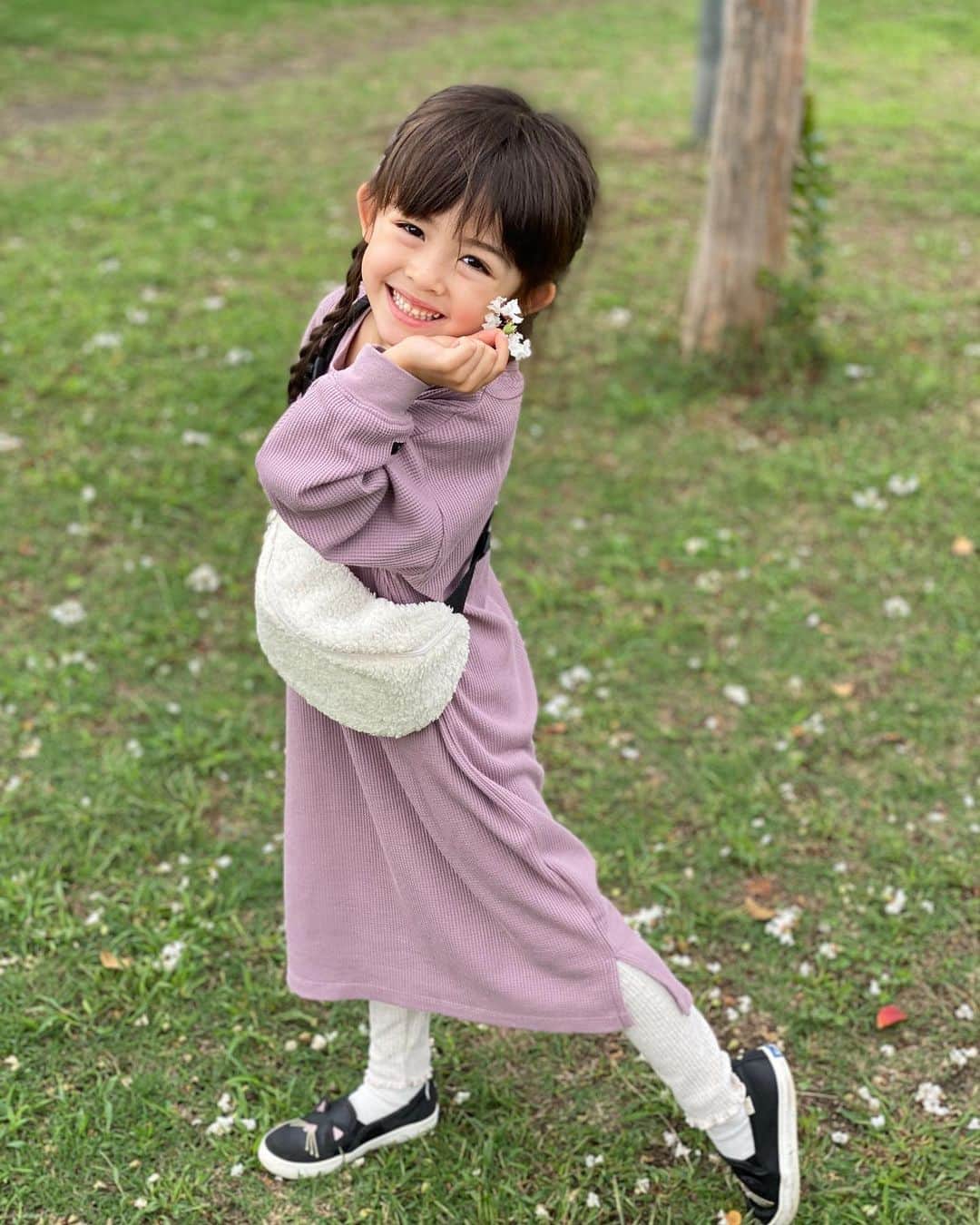 アレン明亜莉クレアさんのインスタグラム写真 - (アレン明亜莉クレアInstagram)「・×・ , 昨日公園で少し遊びました𓂃 ・ 広い公園で走ったり、どんぐりを拾ったりしました𓂃 ・ ・ もうすぐまつぼっくりの季節 いまだにまつぼっこりと言っているのですが、面白いので直しません🤣いつ直るか楽しみです！ ・ ・ ・   #girlsmodel #5歳 #kidsmodel #kidsgirl #女の子コーデ #女の子ママ #ママカメラ #カメラ好きな人と繋がりたい #ig_baby #ig_kids #親バカ部  #ハーフキッズ #ママノワ #mixedkids #女の子モデル #ファッションモデル #おしゃれコーデ #おしゃれキッズ #mamanokoカメラ部 #instagram_kids #insta_kids #ベビフル #コズレ  #ママリ #mama  #メアリーちゃん」9月28日 11時35分 - mary.2015c