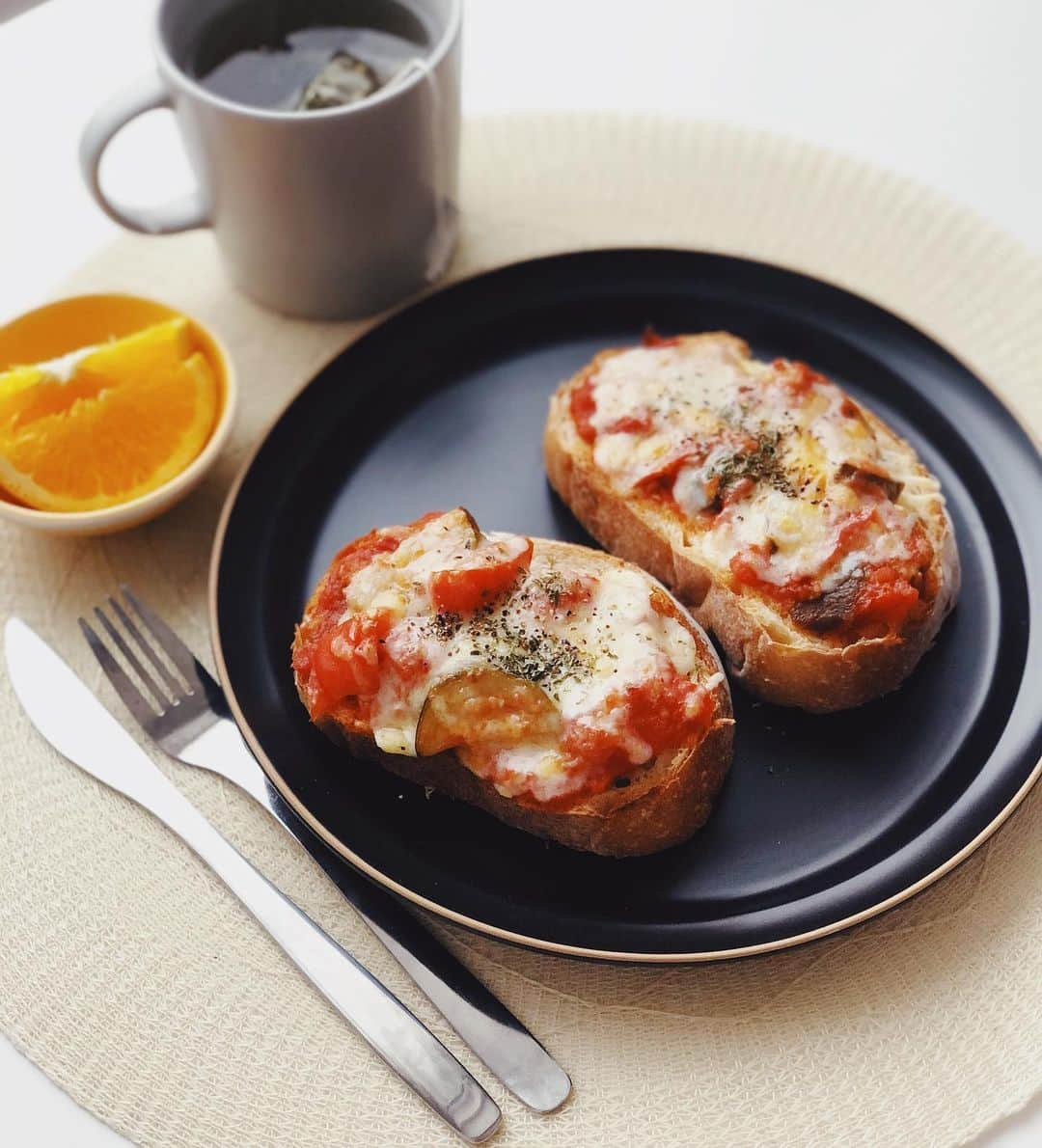 宮司愛海さんのインスタグラム写真 - (宮司愛海Instagram)「ラタトゥイユ三段活用🍴 そのまま(温玉付)→パンに乗せて→カレーに！ カレーはルーを使っていないのでヘルシーです。 長いこと楽しめました🙆‍♀️  #一人で鍋いっぱい作り #一人で全部食べる #ラタトゥイユ と #カポナータ の違い #毎回調べるけど #毎回忘れる  #ご飯 #cookingram #自炊 #おうちごはん  秋めいてきましたね〜🍁」9月28日 11時35分 - manami_miyaji