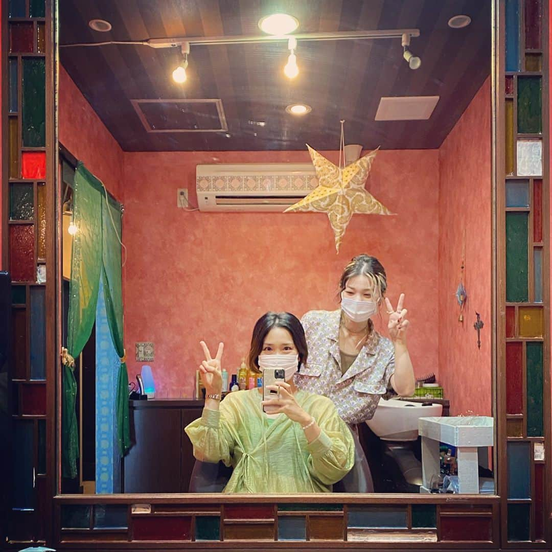 しおりさんのインスタグラム写真 - (しおりInstagram)「💈半年ぶりに美容室へ  これでようやく堂々と外を歩ける。笑  まりぷー素敵にしてくれてありがとう！ @marinauech  @jagstang_oki   衝撃のBefore Afterはswipeして2、3枚目をどうぞ。  #観覧注意 #嫌いにならないでね  * * 新型コロナの影響を受けて 約1ヶ月半延期になっていた首里城支援ソングプロジェクトも ついに今日から動き出します。  久しぶりのレコーディング！  この日の為に ここ数ヶ月自宅に引きこもり制作活動をしてきました。  心を込めて、丁寧に。  では、いってきます！  #しおりのおと #しおりのかみ #しおりのかお」9月28日 11時49分 - shiori_kinjo