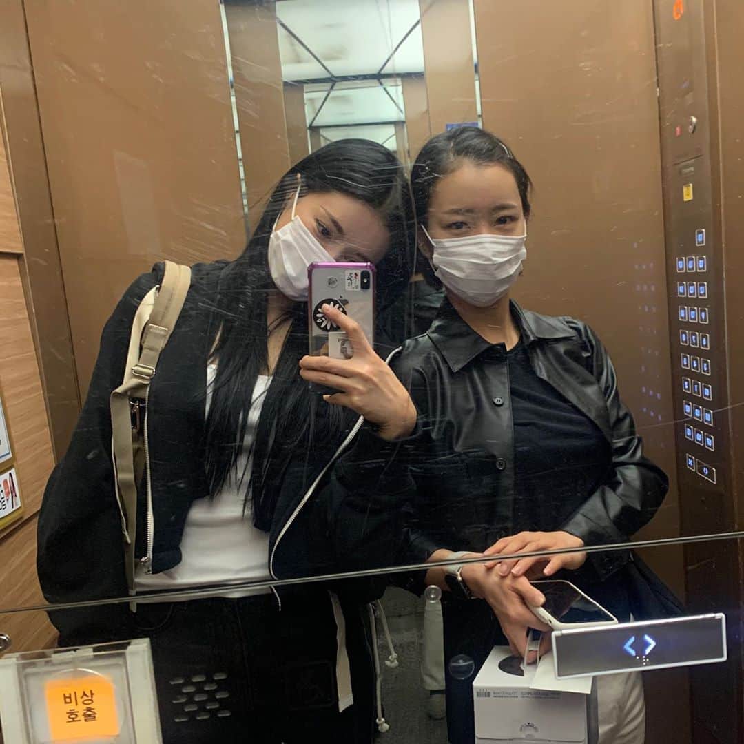 パク・ソラのインスタグラム：「폰케쑤좀바꾸자쫌🙁」