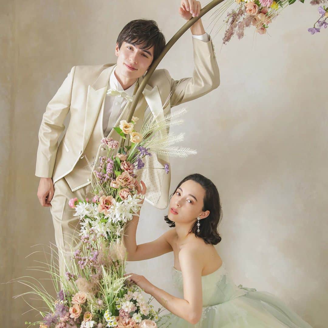 CLAIREのインスタグラム：「お花のオブジェを囲んで🌸 ・ @clairebridalstudio  @claire.aichitogo」