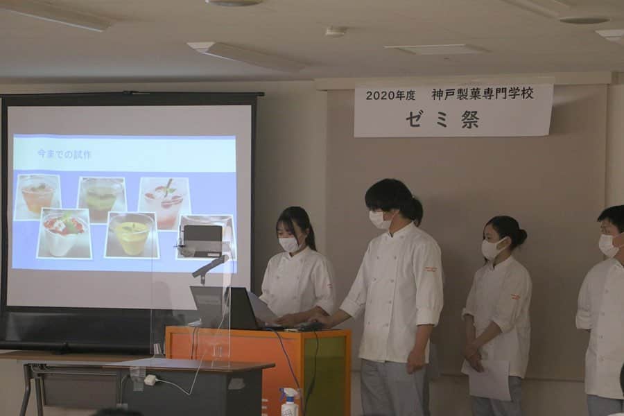 神戸製菓専門学校（公式）さんのインスタグラム写真 - (神戸製菓専門学校（公式）Instagram)「🌈製菓本科2020年度ゼミ祭🌈 #カフェゼミ  7つの中から興味のあるゼミを2つ選び、学びたいテーマを自分で決めて研究できる #製菓研究ゼミ 。  カフェゼミでは、カフェメニューの開発、 #ラテアート など #ドリンク に関する知識・技術も学びます☕️将来 #カフェ開業 を目指す方にオススメのゼミ😉  ゼミ祭ではフルーツを使ったオリジナルのカフェドリンクとスイーツを発表してくれました👏  ◆フルーツドリンク🥤 ベリー、オレンジ、パイナップルなどのフルーツを自分たちで漬け込んでシロップ作りにも挑戦しました😊 紅茶もダージリン、アッサム、アールグレイなどそれぞれの種類にマッチするベストなフルーツを試作&検証しました！☕️  ◆コーヒー・紅茶を使ったタルト コンポートやアーモンドクリームの風味や食感、飾り付けなど何度も試作と改善を重ねた #りんごのタルト 🍎と #レモンのタルト 🍋を発表してくれました🥧  カフェゼミでは上手なラテアートを作るための技術も修得中✨💪  将来ゼミ生の中から開業者が出てくれるのを楽しみにしています✨😉  #神戸製菓　#神戸製菓専門学校　#神戸製菓専門学校ゼミ祭 #ゼミ祭  #製菓本科 #神戸 #三ノ宮 #パティシエ #パン職人  #カフェ #cafe #製菓専門学校 #おうちカフェ  #パン作り #お菓子作り　#お菓子作り好きな人と繋がりたい #神戸カフェ #三ノ宮カフェ #カフェ好きな人と繋がりたい #カフェスタグラム #cafestagram #パティシエカメラ部 #pattistagram2020」9月28日 11時50分 - kobeseika_info
