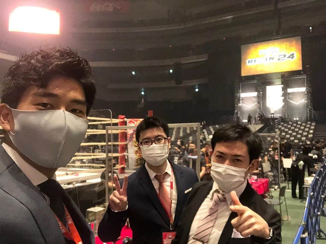 内野泰輔のインスタグラム：「昨日はRIZIN.24 面白く熱い試合が沢山ありました❗️  写真は大会終了後にフジテレビ実況チームで 田淵アナが先に控室に戻っていたので一緒に写れず… 田淵さんごめんなさい🙇‍♂️  #RIZIN  #RIZIN24  #鈴木芳彦 アナ #小穴浩司 アナ #田淵裕章 アナ #フジテレビアナウンサー」