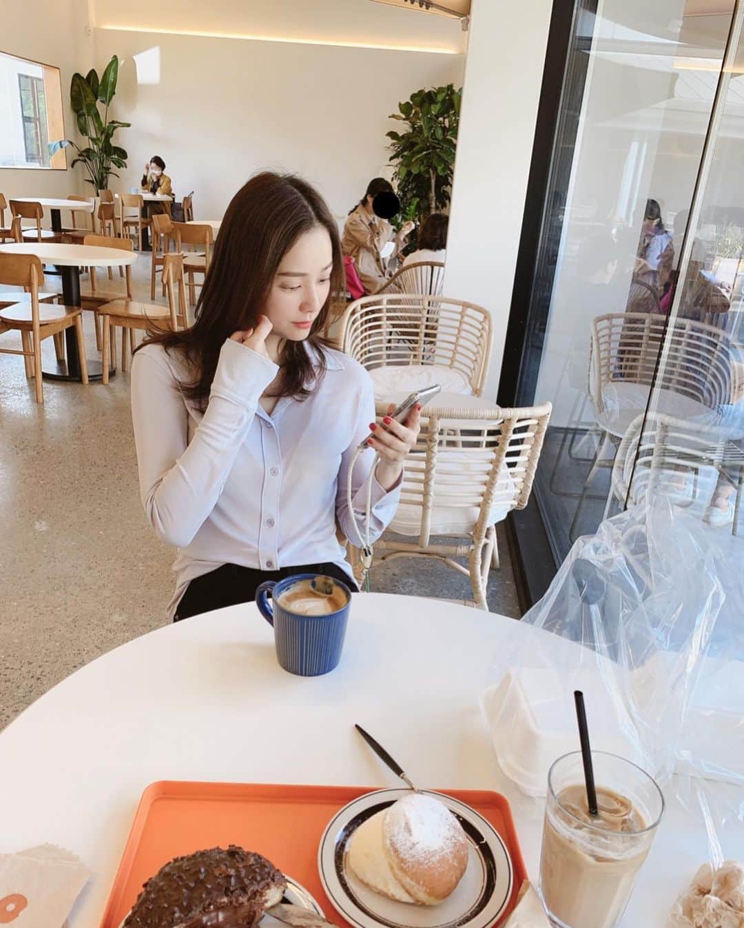 ソン・テヨンさんのインスタグラム写真 - (ソン・テヨンInstagram)「: #커피? #도넛? 커피도넛~~~~^^  외로운 결혼 기념일~❤️ 짝꿍은 촬영중 ㅠ ㅠ」9月28日 11時55分 - sontaeyoung_official