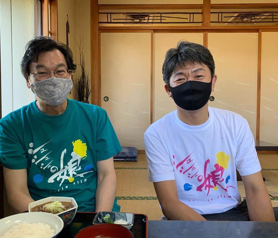 入江悠のインスタグラム：「美術飾り込みを朝から手伝いに来てくれたベテラン俳優ふたり。  今日が最後の準備。 いよいよ明日『シュシュシュの娘』クランクイン。  ご支援まだまだ求めています！ よろしくお願いします。」
