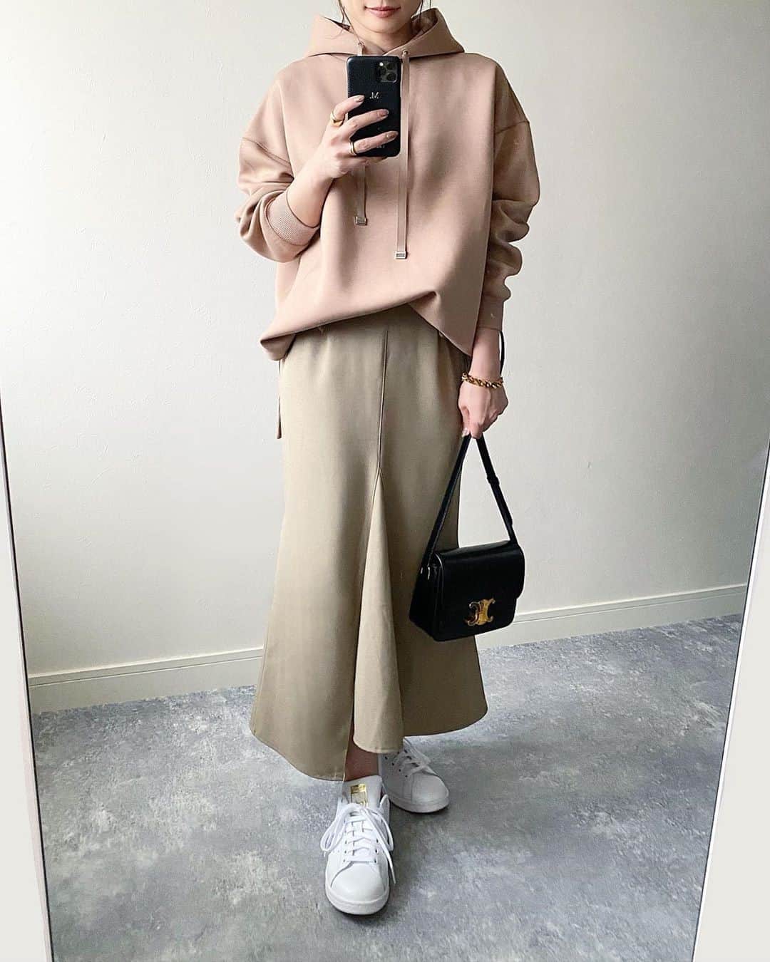 DHOLIC SNAPのインスタグラム：「@_____ma.k.oさんの#dholicsnap⁠ 　⁠ SKIRT：@dholic_official⁠ 　⁠ 【LADIES+】⁠ #スリットマーメイドスカート⁠ 全4色￥5,489(税込)⁠ 　⁠ みなさんもぜひ#dholicsnap をつけて⁠ コーディネートを投稿してください📸💕⁠ 　⁠ ※上記以外のご着用アイテムにつきましては品切れ商品、または、私物となります。⁠ 　⁠ #DHOLIC#dholicism#fashion#ootd⁠ #プチプラコーデ#今日のコーデ#今日の服⁠ #大人カジュアル#きれいめコーデ#マーメイドスカート⁠ #スカートコーデ#スカート#トレンド#ファション」