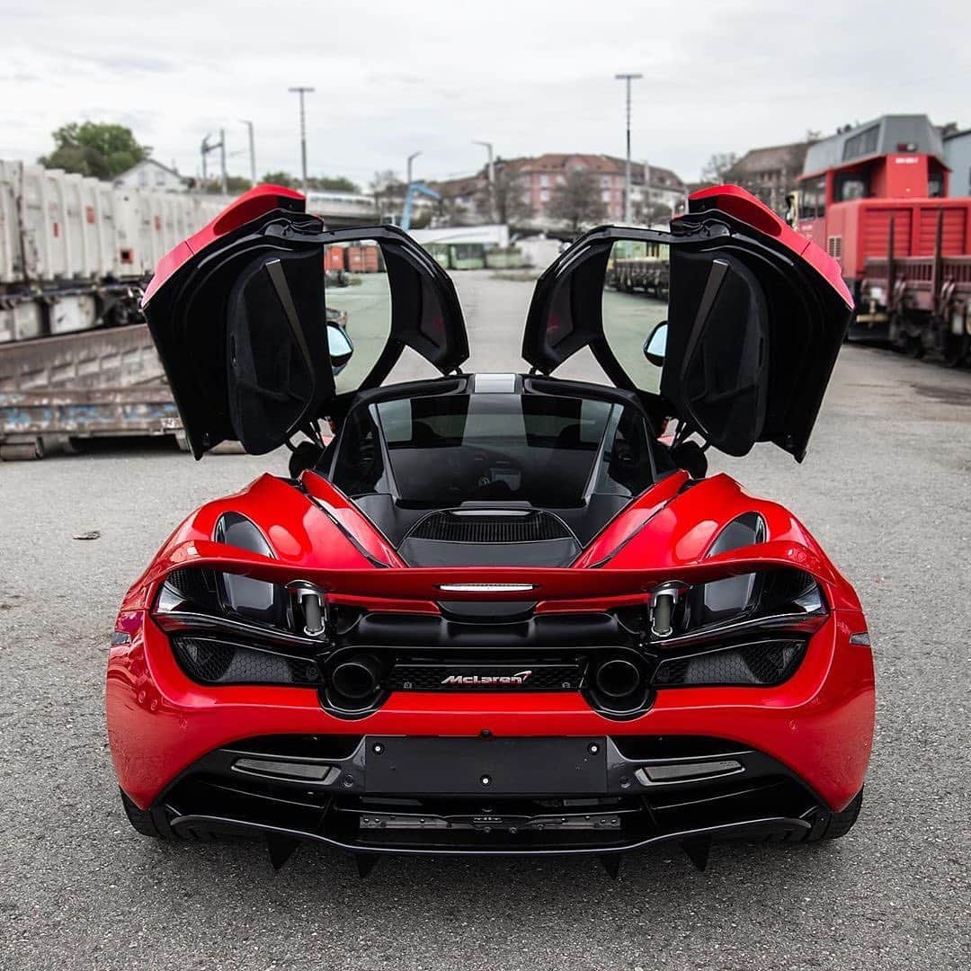 CARLiFESTYLEさんのインスタグラム写真 - (CARLiFESTYLEInstagram)「RED McLaren 720s 👍🏽or👎🏽? Photo by @srs_swissrichstreets」9月28日 12時02分 - carlifestyle
