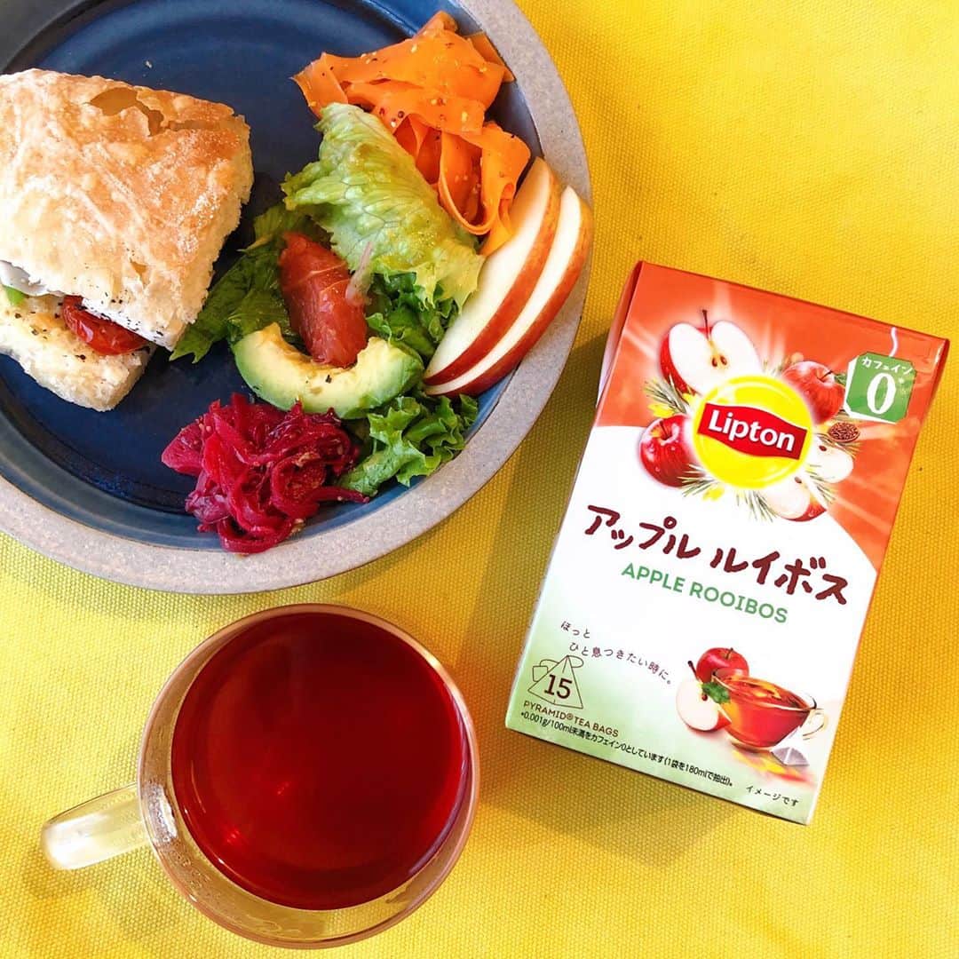 リプトンのインスタグラム：「ほっとひと息つきたい時に、アップルルイボスをストレートで🍎 月曜日は特に朝からバタバタで家事・仕事に追われがちだけど、お昼は一旦リラックスしよう🍴 いつものランチにアップルルイボスティーを添えるだけでなんだか気分がほっこり✨  フレーバールイボスだから、クセも少なくて飲みやすい！ ぜひランチのお供に、甘いりんごが優しく香るアップルルイボスを試してみてね♪ 公式ECでも発売中👆🏻 #リプトン #Lipton #リプトンルイボスティー #アップルルイボス #今日の気分はなにルイボス？ #新発売 #カフェインレス #カフェインレス生活#おうちカフェ #おうち時間 #リプトンでつながる」