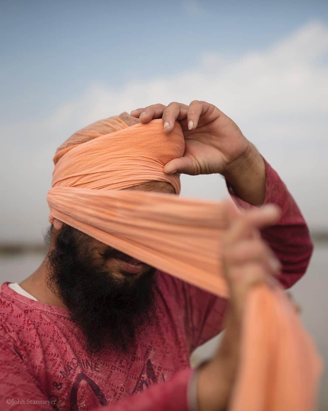 のインスタグラム：「Dalveender Singh once was a successful fisherman until the Beas River in India became filled with toxins from industrial factories. I met this kind Punjabi when the ferry boat he works on became stuck on a sand bar, pulling us free in water no longer suitable for fish. After, he gracefully retightened a most handsome peach-colored turban. ⠀⠀⠀⠀⠀⠀⠀ India’s Daunting Challenge: There’s Water Everywhere, And Nowhere - Chapter 8 of the @outofedenwalk, my latest story last months (August 2020) @natgeo magazine. ⠀⠀⠀⠀⠀⠀⠀ #video #portrait #turban #beasriver #toxicwater #environment #punjab #india @natgeo @outofedenwalk #walkingindia #edenwalk」