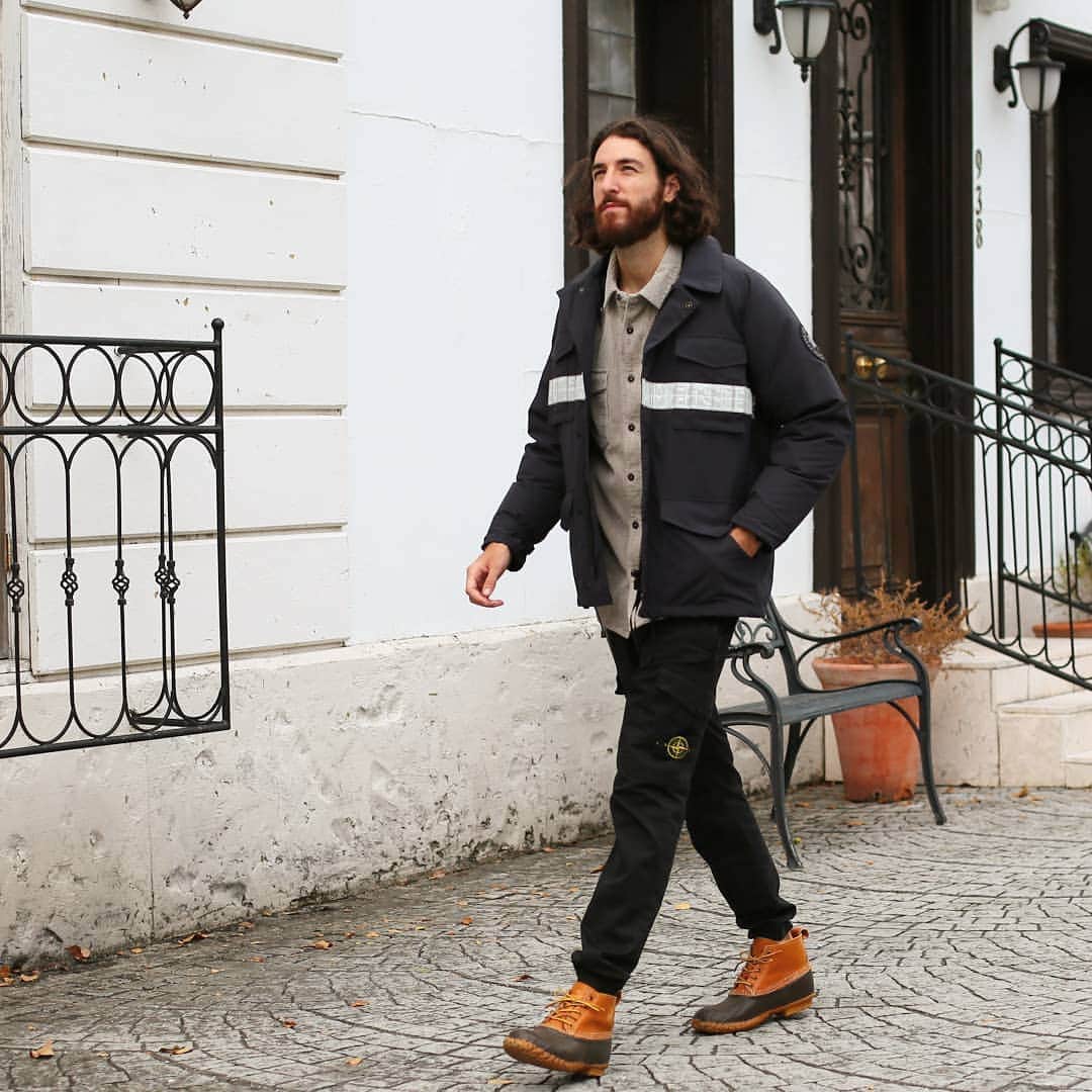 のインスタグラム：「CANADA GOOSE. . --------- . COMME des GARCONS JUNYA WATANABE MAN x CANADA GOOSEのコラボモデル . . スタッフコメント 大きな話題を集めたスペシャルモデルが少量入荷です CANADA GOOSE ＆ COMME des GARCONS JUNYA WATANABE MAN この2つのエッセンスが交わった目を惹く逸品はデザインだけでなく機能的 3WAY仕様の3倍楽しめる嬉しいヤツです ディテールのポイントとなるリフレクターが更に定番品との違いを見せつけてくれます . . . . サカゼン製品番号：3339203526 虫眼鏡でこちらの番号を検索！ . #サカゼン #ゼンオンライン #sakazen #sakazen_import #メンズファッション #メンズカジュアル #メンズコーデ #メンズコーディネート #ファッションコーデ #ファッション通販 #ブランド #ブランド服 #海外ファッション #コーデ #ファッションスナップ #今日のコーデ #ootd #instafashion #follow #COMMEdesGARCONS #JUNYAWATANABE #CANADAGOOSE #ギャルソン #カナダグース #コラボ」