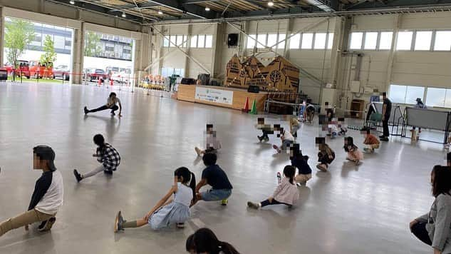 矢原里夏さんのインスタグラム写真 - (矢原里夏Instagram)「Thank you for coming!!﻿ 【ヤハラリカ かけっこ教室】﻿ in モリパークアウトドアヴィレッジ﻿ ﻿ 2部制でしたが、受付開始前から行列‼️﻿ 受付開始と同時に定員に達し、大盛況にて終わりました✌︎﻿ 子供たちの「次何やるの？！」っていう輝く目🤩﻿ ﻿ 未就学児も多く、楽しくないとすぐ集中力切れちゃうものなんですが、列もちゃんと作るし、すぐ集まるし、お兄さんお姉さんが自ら教えてあげるし、もうすっごく楽しそうにしてるの見て私も幸せでした☺︎﻿ 私が子供の頃運動が大の苦手だったから、「好き」「楽しい」を大切にしています☺️﻿ ﻿ かわいかったなー！またお会いしましょう！﻿ ﻿ ﻿ #salomon #かけっこ教室 #モリパーク #アウトドアヴィレッジ #ランニング初心者 #マラソン初心者 #ランニング女子 #サロモン #スポーツ #スポーツキッズ #昭島 #サロモン アンバサダー﻿ #かけっこアドバイザー  #runninggirl #running #marathon #salomonambassador #trailrunning  #sportsgirl #ランニング #ランニング女子 #スポーツ女子 #トレラン #マラソン #サロモン #ウルトラマラソン  #ヤハラリカ #rikayahara #アウトドア女子」9月28日 12時09分 - rika_yahara