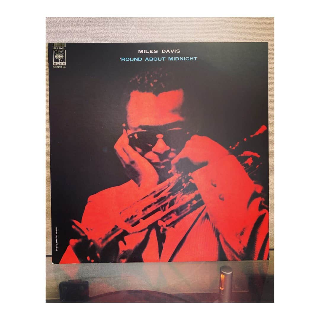 林幸治さんのインスタグラム写真 - (林幸治Instagram)「Miles Davis ‎– 'Round About Midnight  第一期クインテットによる演奏。 A1 「'ROUND MIDNIGHT」は1940年代にセロニアス・モンクが書いた傑作。マイルスとモンクは一度だけレコードで共演し、マイルスがモンクに「俺のソロのバックで妙なピアノを弾かないでくれ」とモンク、、を言って喧嘩をした事があり、その後、二度と共演していないが、マイルスは作曲家としてのモンクを高く買っていたのである。 マイルスのミュートソロが冴える。  #vinyl #1956 #milesdavisquintet #1981reissue #japanpress #mono #monaural」9月28日 12時09分 - tct_koji_hayashi