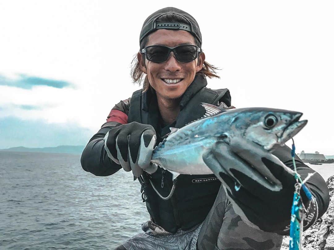 安藝正俊のインスタグラム：「: (初)スマガツオ🐟 まー美味しいんよこれが 【ヒットシート有　③.④動画】  シーラ＆カツオ狙いで @seki__42 とマンザ釣行 狙い通り釣れてよかった👏 ※小ぶりでしたので本日はリリース  天候は曇りで視界も悪かったけど 【 @zeque_by_zeal 】の《 STELTH / TRUEVIEW 》 があれば海中はバッチリ！ 晴天も曇りも対応できるとかさすがです🕶  となりのおっちゃんがシーラあげてたから 次こそは俺も仕留めたいね👍 : #沖縄 #沖縄移住 #沖縄好きな人と繋がりたい  #休日の過ごし方 #自然が好き #海 #海のある生活  #海好きな人と繋がりたい  #釣り #釣り人 #釣り好きな人と繋がりたい  #偏光サングラス #ライフスタイル #アウトドア #キャンプ #フィッシング #ソトアソビ #ダレカニミセタイケシキ  #okinawa #okinawajapan #lifestyle #outdoorlife #camp #fishing #fishinglife #polarized #polarizedsunglasses #summervibes #goodvibes #yolo」