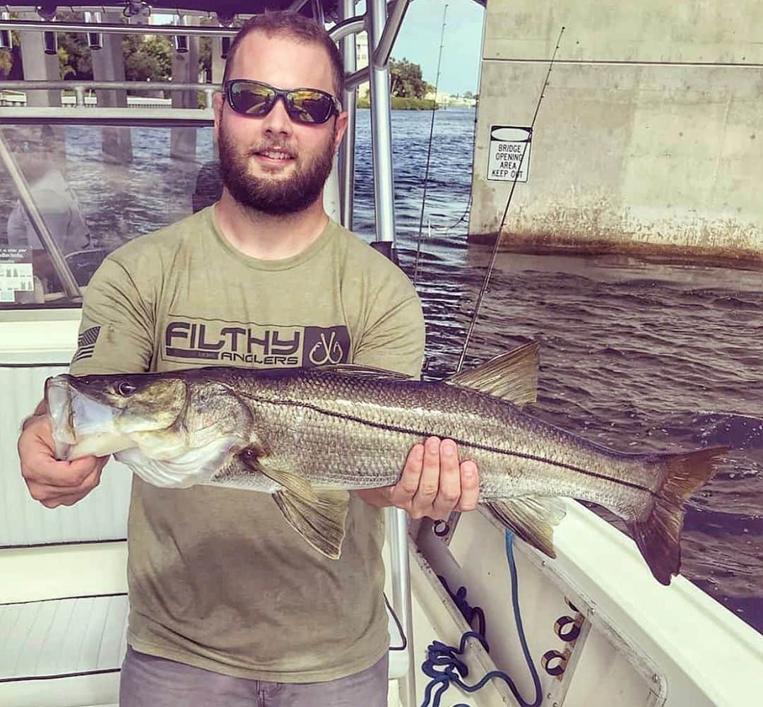 Filthy Anglers™さんのインスタグラム写真 - (Filthy Anglers™Instagram)「Little snook Sunday for y’all thanks to our buddy Dustin  @detroit_den_152 - He caught this nice snook up in Detroit this past week.....I’m kidding they don’t make them up there. He recently went on a trip to the Siesta Keys were he found this one - be nice if all fish didn’t congregate down south wouldn’t it be? Congrats on the catch buddy you are Certified Filthy www.filthyanglers.com #fishing #snookfishing #snook #bassfishing #filthyanglers #bass #bassmaster #florida #slot #angler #catchandrelease #anglers #anglerapproved」9月28日 12時18分 - filthyanglers