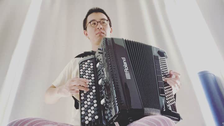 瀬戸弘司のインスタグラム：「昨日の曲を最後までやりました。  #アコーディおじさんの朝練 #accordion #vaccordion #roland #アコーディオン」