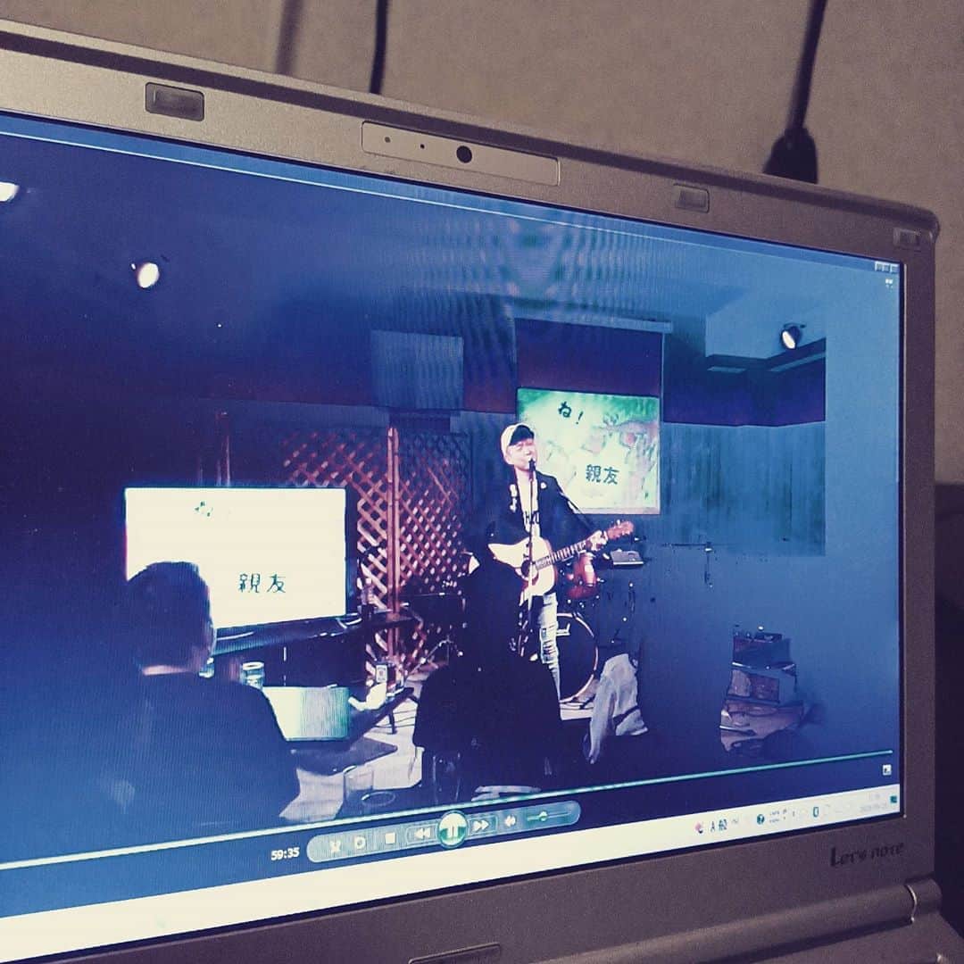 松本隆博のインスタグラム：「。 先日のライブ映像を観てます が、、全編終始泣いてる人の すする音が入った、ある意味 宝物の動画になりました💦 🎼.•*¨*•.•*¨*•.¸¸🎶(^-^)。  …しかしこれでもかなり練りに 練ってトークも絞ったつもり でしたが相変わらず長い(~0~) 休憩も水飲みもしない 125分間のライブでした。。  それだけ超楽しかったのだ みんな、ありがとう 笑顔素直感謝 松本隆博」