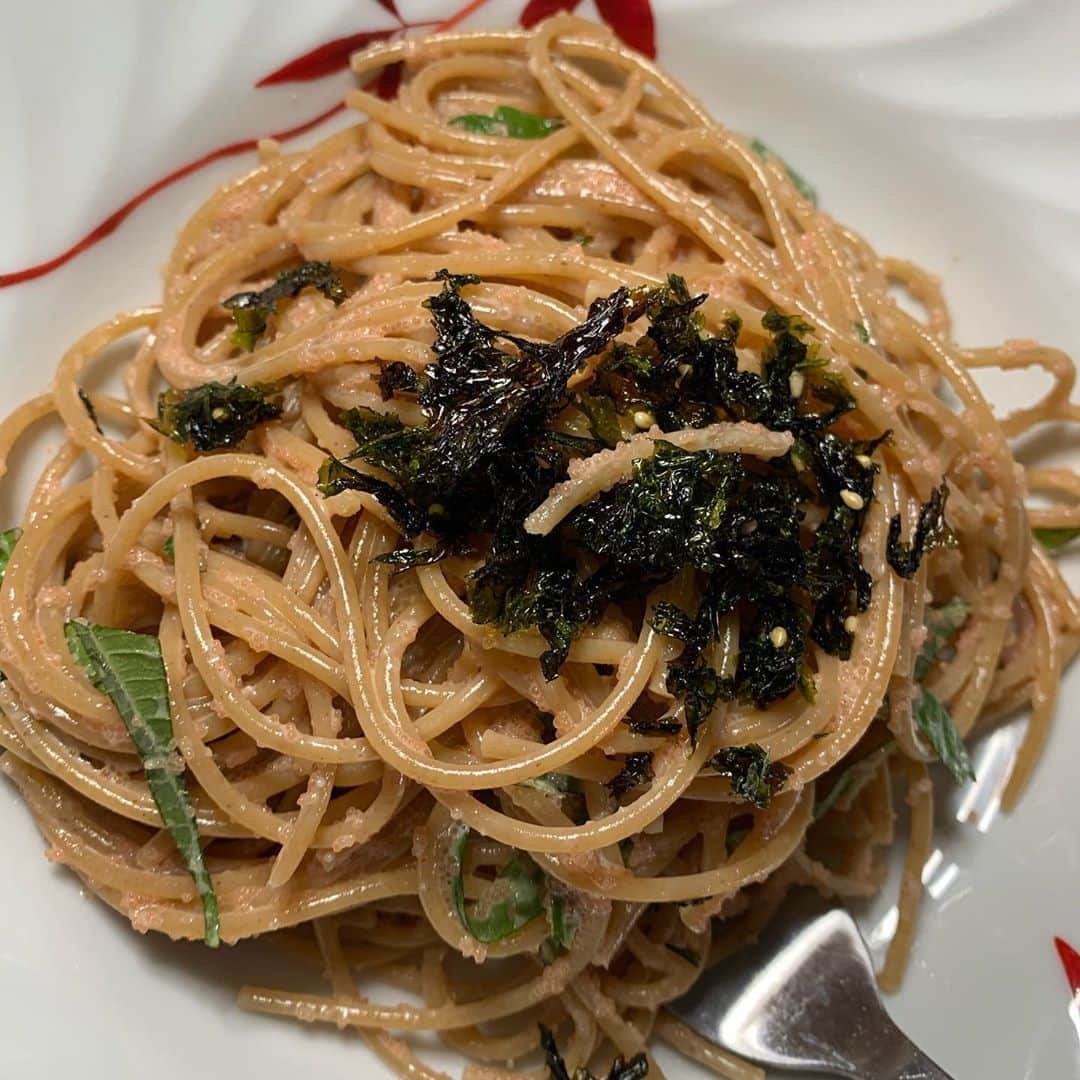 YURIさんのインスタグラム写真 - (YURIInstagram)「明太子全粒粉パスタ。エゴマの葉と海苔のせ。簡単すぎて美味すぎる。#mentaiko whole-wheat #pasta with #seaweed and #perillaleaves. Quick easy and delish #brunch #japan #tokyo #domesticdiva」9月28日 12時20分 - divafreshyuri