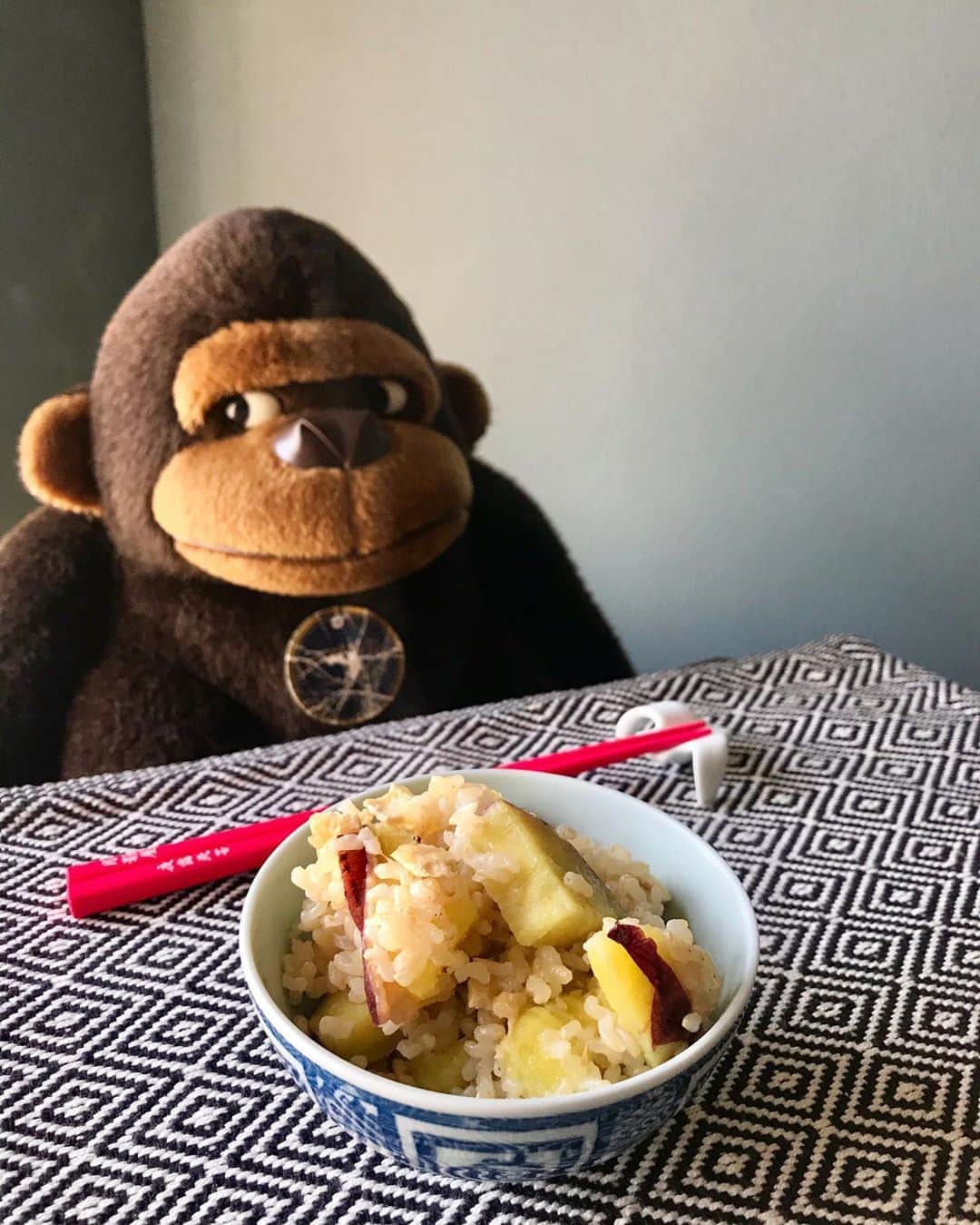 アヤメのインスタグラム：「Very Japanesey autumn meal, sweet potato rice🍠🍚 スーさんのラジオで聴いたレシピ、梅干しと油揚げ入りのさつま芋ご飯が美味しい😋玄米で炊いたのはアレンジです🌾月影屋のお箸でファンキーな食卓🥢 #生活は踊る #さつま芋ご飯 #秋の味覚 #浜内千波 #月影屋 #箸　#goribothegorilla」