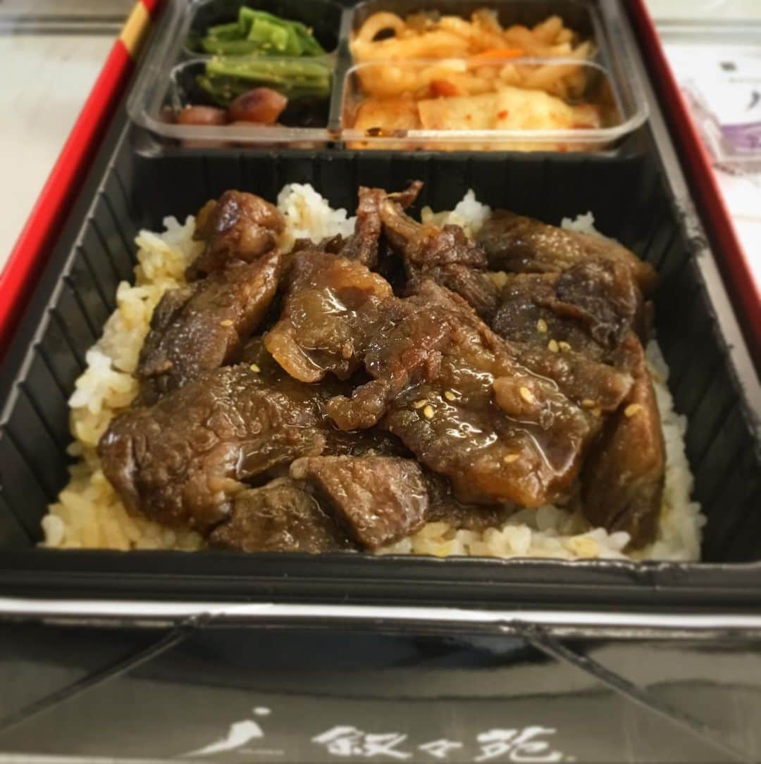 木村ひさしさんのインスタグラム写真 - (木村ひさしInstagram)「最高のおっさんの昼ごはん。 叙々苑切り落とし ありがとうございます😋 #最高のおっさんのロケ弁当  #最高のおっさんの肉 #2020チャレンジ第二弾」9月28日 12時28分 - kimura.hisashi