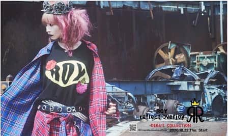 のインスタグラム：「👑ROY👑 -reflect overjoy- ロイ　リフレクト　オーバージョイ　という、ファッションブランドを始めます☻ ROYには、王様や赤という意味があります。そしてreflect‥反射する。overjoy‥大きな喜び。 あるべき自分を脱いで、自分らしく着飾った貴方に大きな喜びがありますように。 そんな貴方の喜びが、大切な誰かに伝播しますように。 10/22 #ロイ デビューです☻お楽しみにっ☻ #実は最近してる安全ピンピアスや王冠イヤーカフやチョーカーもROYで作ったの👂　#新しい音楽グループ作るみたいな気持ちで作った　#RYOちゃんもSatoさんもBaだからツインベースになるどうしよう　#万美が華　@royreflectoverjoy.official   https://royreflectoverjoy.」