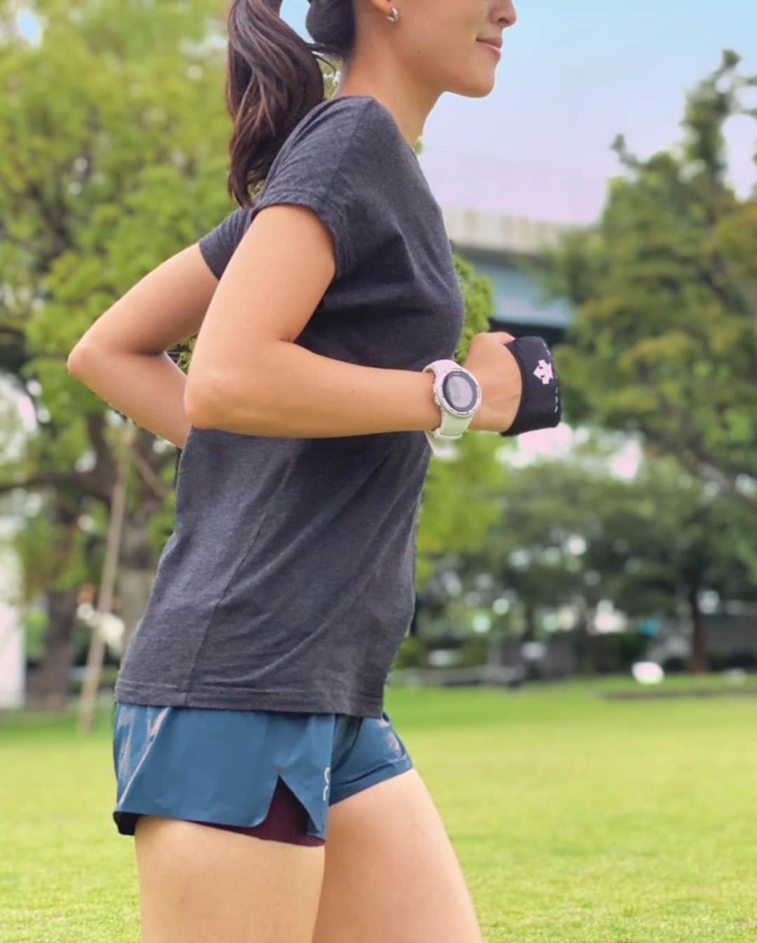 大杉亜依里のインスタグラム：「関東では久々に青空が見られて嬉しいですね〜☺️☀️  もう時期的に暑すぎることはなくなったけど、来年の夏や、季節違いの海外レース等で体温調節にしっかり使ってみたいのがこのコアクーラー！  12℃に保たれる蓄冷剤を手のひらに持って20分ほど冷やすことで、体温を調節する特殊なAVA血管の温度が下がり、体の深部体温も下げられ暑さ対策になるんだそうです！  指無しグローブのようなコンパクトな形状のアタッチメントがあるので落とさず持てるし、フェイスガードにはイヤーホールがあるのでずれ落ちなくて快適😊✌️  この適温蓄冷剤がすごくて、本当にずっと適温の12℃に保たれているんです😳不思議  食品保存に使う保冷剤は冷たすぎて持ち続けることなんてできないと思いますが、これは全然そんなことなくて気持ちいい。  ランニング前後に体の深部を一度冷やしておくのは、真夏のランニングや、ホノルルマラソンのような急に暑い場所で走るようなときに良さそうですよね！🏃🏻‍♀️✨  面白いアイテムなのでご紹介でした！ 暑い時にたくさん使ってレビューします😆✌️  #コアクーラー #適温蓄冷剤 #tekionlab」